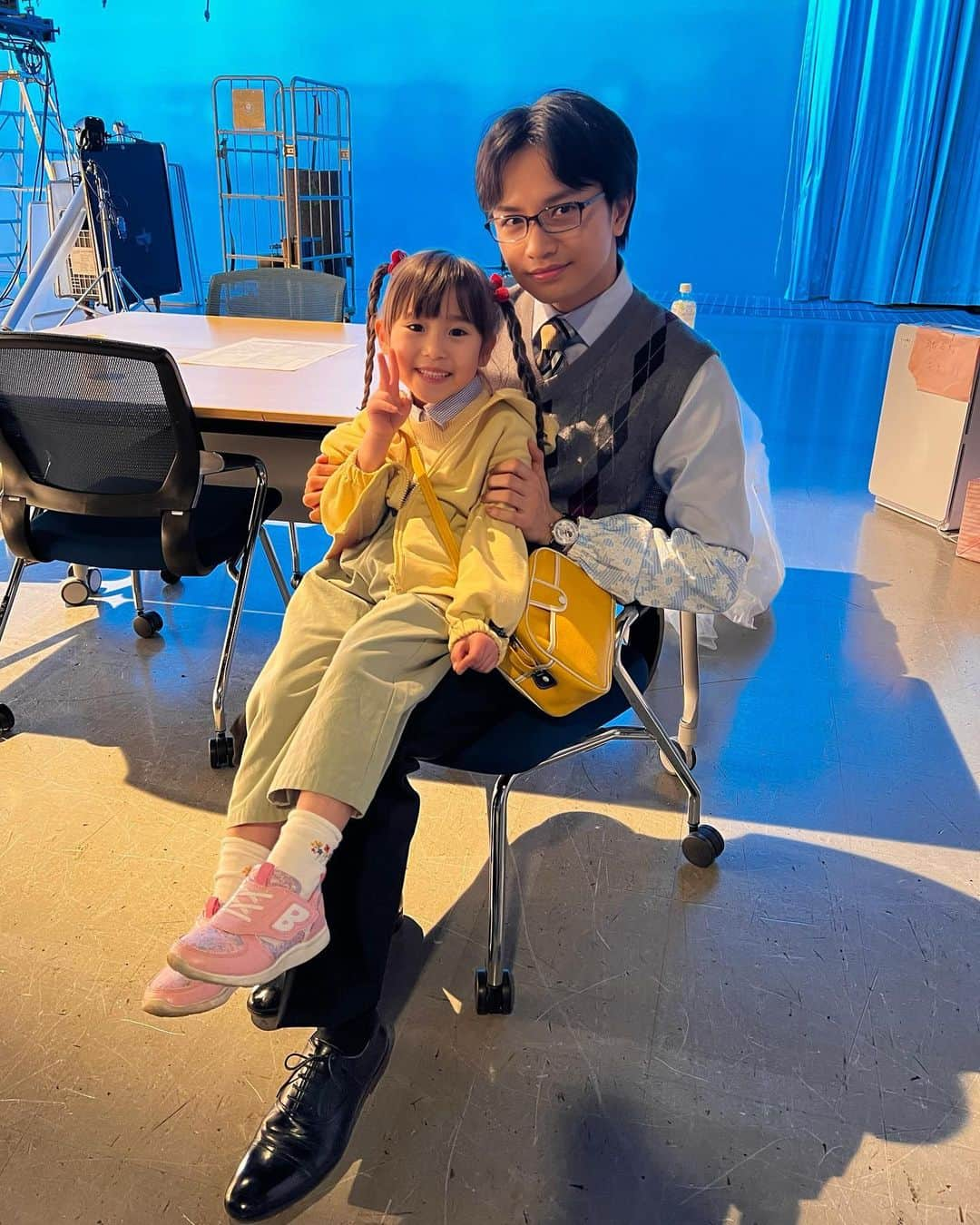 中島健人さんのインスタグラム写真 - (中島健人Instagram)「恋和ちゃんとアサティーと^_^  親子で自白イベント ほっこりの時間すぎた。  お菓子ありがとう、れんわ✨☺️  #おまえの罪を自白しろ #映画公開まであと5日だよ #親子の温かさ素晴らし  #浅利陽介 さん #佐藤恋和 ちゃん #シッコウでも一緒だった時の写真載せる #柚葉という難しい役をよく頑張ってました」10月15日 20時26分 - kento.nakajima_313