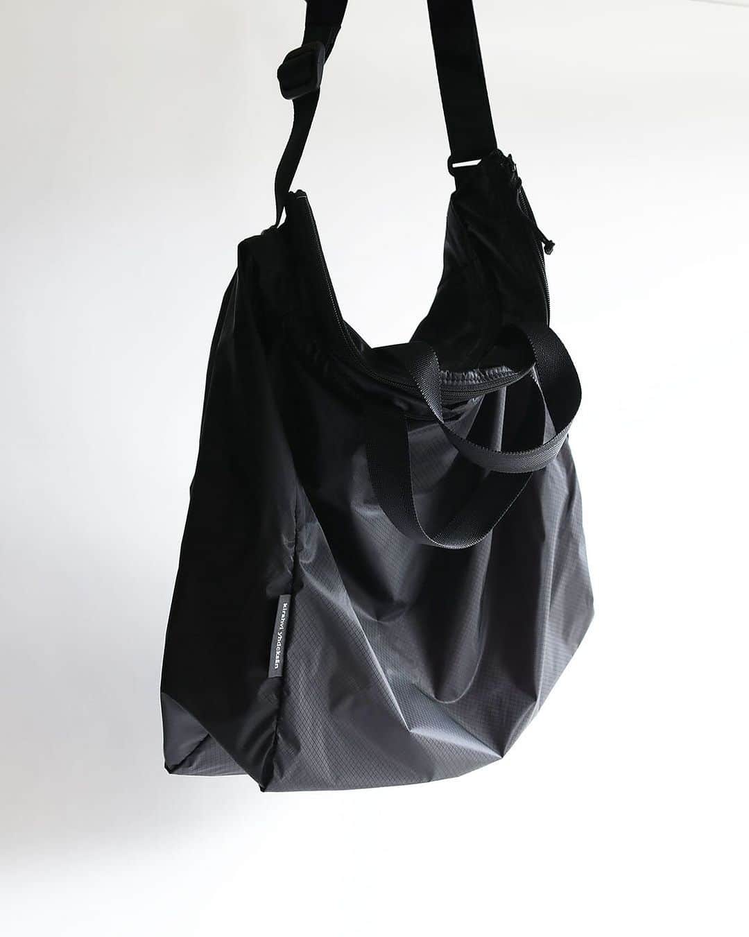 B.L.W (ブルー)のインスタグラム：「___ . New. kirahvi yhdeksan / 2way tote light ______ @kirahvi9 . 「kirahvi yhdeksan（キラハビーユフデクサン）」の2way toteにコーデュラリップ生地を使用したモデルが新たに追加となりました。 . トートバッグとしてもショルダーバッグとしてもお使い頂ける機能的な2way toteですが、薄手のコーデュラリップを使用することで、さらに軽量に進化しました。 . パッカブル仕様でコンパクトに持ち運ぶことができるので、旅行や出張用のサブバッグとしてもおすすめです。 . カラーはブラック、グレー、チョコ、ホワイトの4色展開。 . 4色ともかっこいいカラーですが、ホワイトのスケルトン感は男心をくすぐりますね。 . . 詳細はリンク、又はプロフィール( @borderless_b.l.w )よりご覧下さい。 . . #kirahviyhdeksan #kirahvi9 #キラハビーユフデクサン #2waytotelight #バッグ #トートバッグ #ショルダーバッグ #ファッション #borderless_blw」