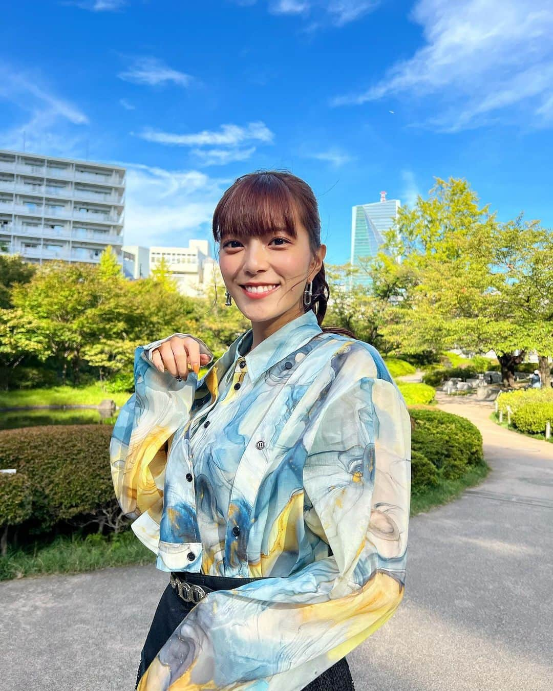 三谷紬さんのインスタグラム写真 - (三谷紬Instagram)「☁️🍃 形が変わっていて、 柄も色も可愛いシャツ🥺🫶 個性的だけどかっちりもするから仕事でめっちゃ使える‼︎🩷 スカートはシースルーのプリーツスカートです。 このコーディネートお気に入り❣️ * #ootd#ootn#outfit#todaysoutfit#todayslook#今日のコーデ#コーディネート#シャツ#shirt#casane#スカート#skirt#toga#個性的#三谷の衣装#お気に入り#お洋服#コーデ#秋服#テレビ朝日#アナウンサー#三谷紬」10月15日 20時27分 - mitani_tsumugi