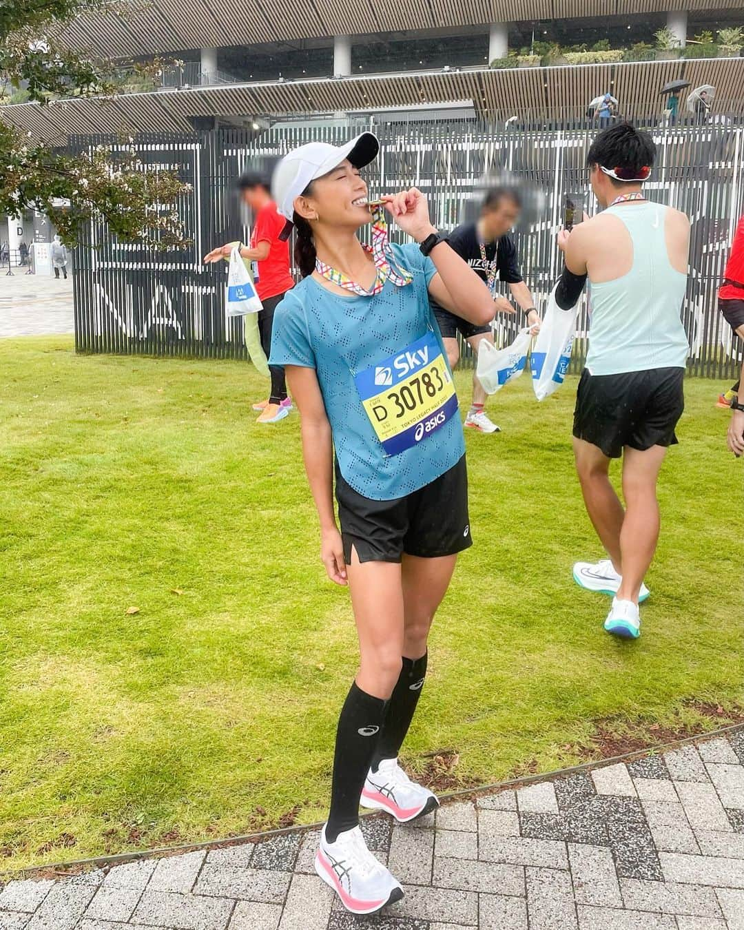 坪井ミサトのインスタグラム：「【東京レガシーハーフマラソン2023】 雨の中お疲れ様でした！！ @tokyomarathonfoundation   無事、自己ベストを更新😭✨ (ネット 1:47:40) ペーサーしながら撮影もしてくれた @sui.utarun ありがとうございました😭 (なんと贅沢、、、)  今までで1番楽に走れて 感覚のいいレースとなりました🥺  雨の中温かい声援を送ってくださった皆さま、 スタッフの方々、 本当にありがとうございました🙇‍♀️  序盤からMGCも見ることができ テンション爆上がり🔥 盛り上がっていましたね！！  これからも ランニングやマラソンの楽しさを たくさん発信できるように精神致します🙂  PRサポーターとして、 このような素敵なマラソン大会を 走れたこと本当に嬉しく思います😌 たくさんのありがとうでいっぱいです😭💗  #東京レガシーハーフマラソン #東京レガシーハーフマラソン2023 #ハーフマラソン #prサポーター #国立競技場 #マラソン #スポーツ #ランニング」