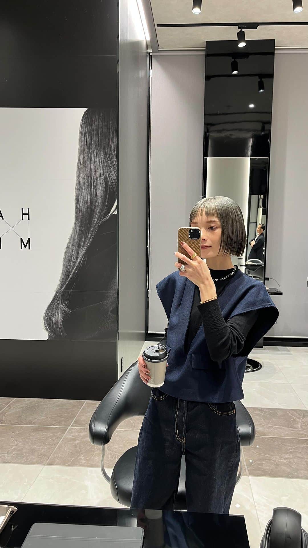 のインスタグラム：「150cmコーデとnew hair 👌🏻  @kadokura_hair  いつもありがとうございますー！！！！  #150cmコーデ #低身長コーデ #デニムコーデ #ぱっつん前髪 #ぱっつんボブ #ボブヘア #ハイトーンボブ #ハイトーンカラー #秋コーデ #秋服 #🍂 #今日のコーデ #levis #uniqlo #uniqloc #ユニクロ #大人カジュアル #大人ファッション #シンプルコーデ #秋メイク」