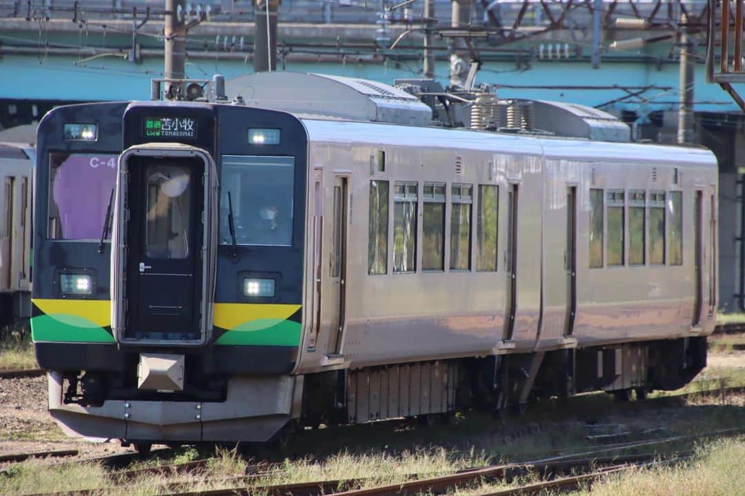 徳永ゆうきのインスタグラム：「. . 苫小牧行きの737系！ . -2023.09.27- . #鉄道写真 #撮り鉄 #鉄道好き #JR北海道 #室蘭本線 #東室蘭駅 #737系 #普通 #ワンマン #苫小牧行き」