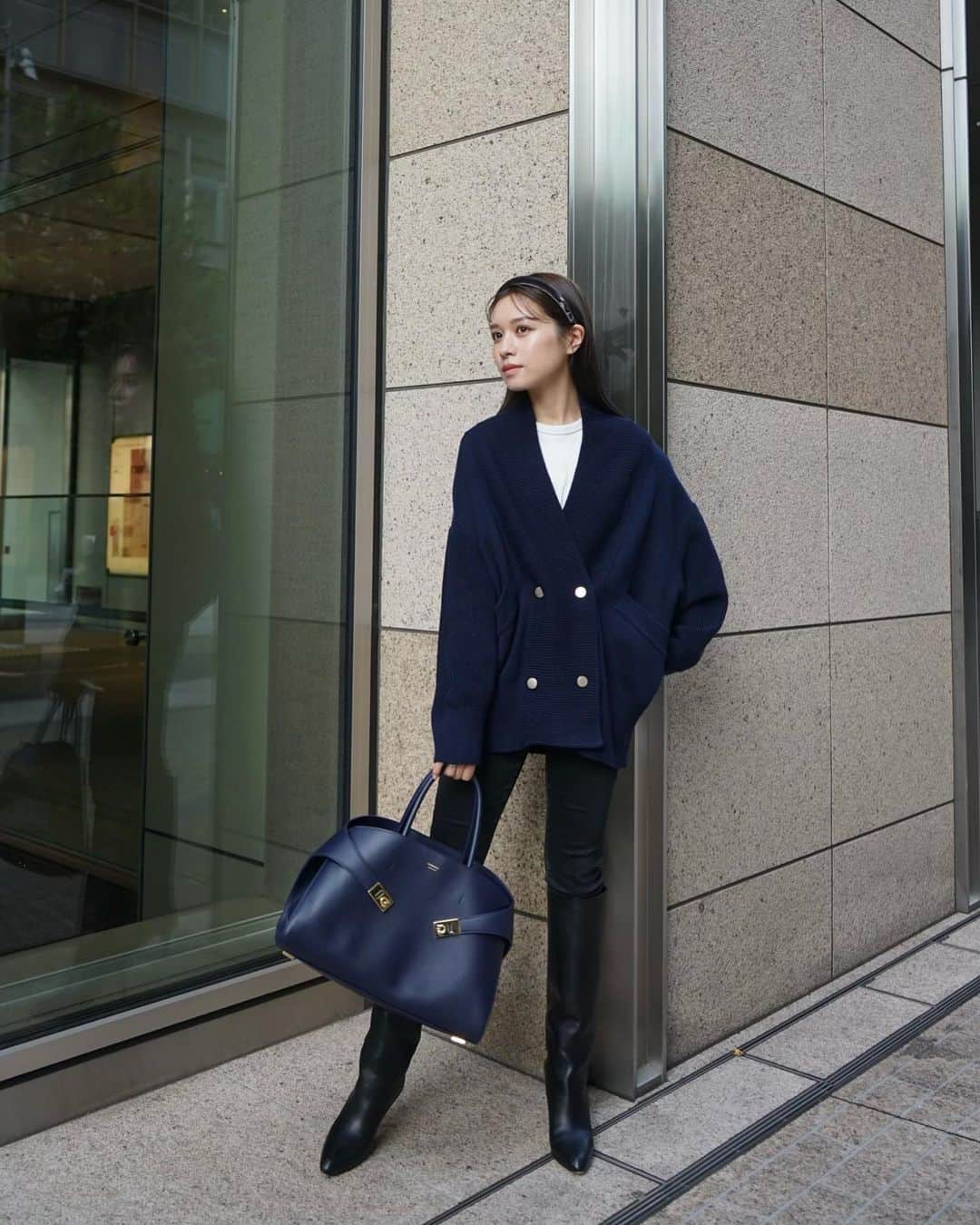 のインスタグラム：「本日23:59までで 受注販売受付終了のDouble-breasted Knit cardigan   色はNavyです👓 金ボタンの付いたブレザー風のデザインが特徴で、ヒップが隠れるほどの長めの丈感とゆったりとしたサイズ感で軽アウターとしても最適な1着です😌  とにかくあたたかく、今日のような肌寒い日でもじんわり汗が滲むほどでした😳  そして @pellico_japan のロングブーツをおろしました✨細見えするシルエットと、高級感のあるレザーの質感が大好きで、実はブラウンも持っています☺️♡冬場はほぼ毎日履いているくらいお気に入り❤️」
