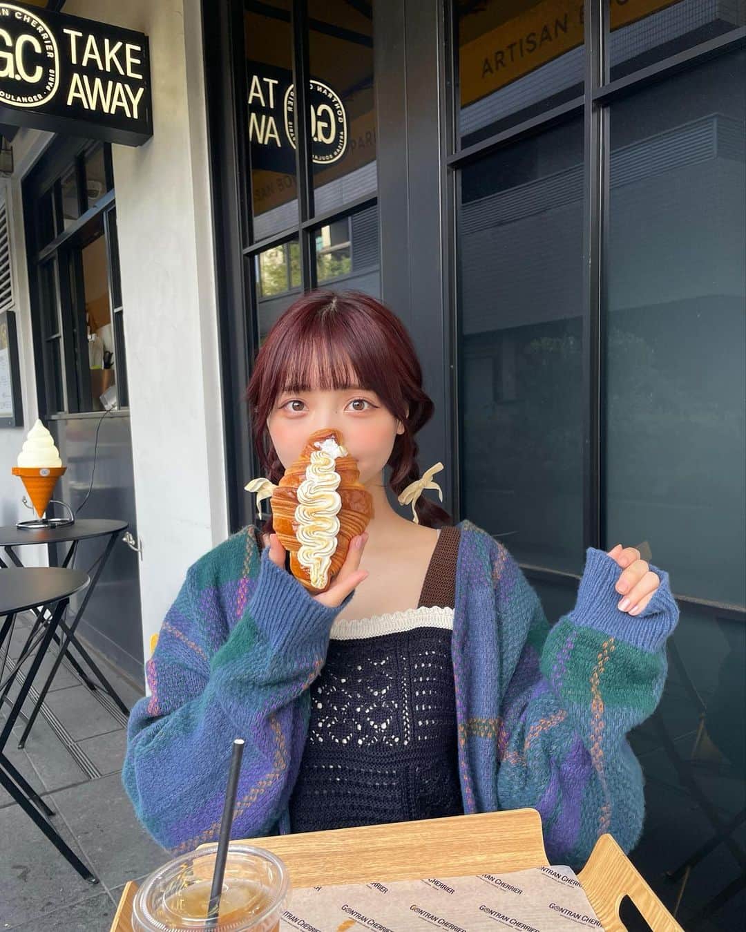 新田湖子さんのインスタグラム写真 - (新田湖子Instagram)「クロワッサンを食べに行ったある日🥐 三つ編み楽で最近のブーム ずっと赤毛保ってて嬉しいの🍁」10月15日 20時29分 - coconitta0809