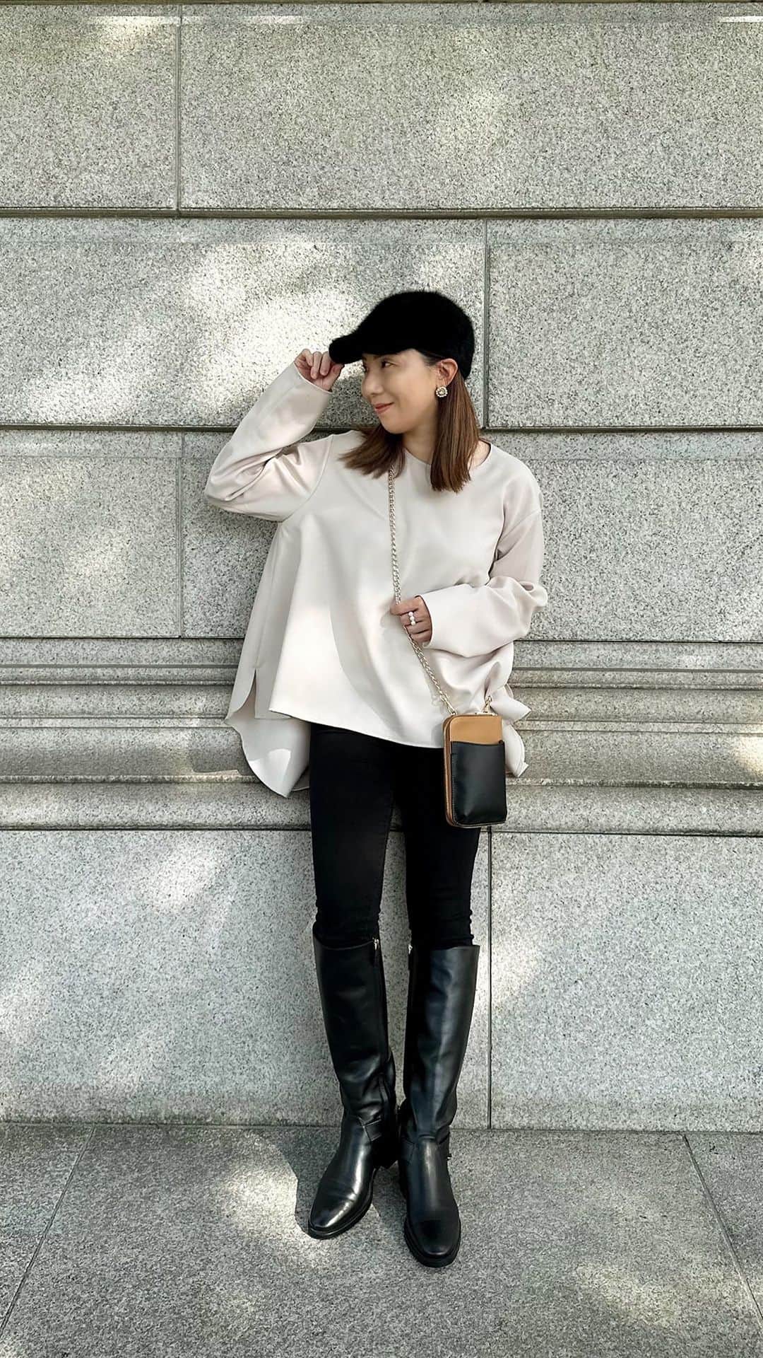 chiyo1173のインスタグラム：「#outfitoftheday  シンプルなブーツインスタイルに ゴールドチェーンのスマホショルダーが アクセサリー代わり✨ ・ ・ @labagagerie_japon ×chiyo  新作のスマホショルダー 以前に大変ご好評頂いたスマホショルダーを より機能的に、そしてよりお洒落にお持ち頂けるよう リニューアルしました。 ・ ・ 中はウォレット仕様。 パスポートもそのまますっぽりおさまるので 旅行の際にもとても便利！ 前回の渡韓の際も大活躍してくれました♡ (動画途中から私のリアルな渡韓中の このスマホショルダーの中身をご紹介🇰🇷) ・ ・ 11月19日(木)20時発売になります。 発売に際して19日(木)19:30〜 ライブ配信もさせて頂くので、 お時間合う方は是非遊びにいらしてくださいね🫶🏻 ・ ・ #labagarre#ラバガジェリー#スマホショルダー  #outfit#ootd#instafashion#コーデ#秋コーデ#大人カジュアル#きれいめカジュアル#大人女子コーデ#低身長コーデ#locari#ロカリ」