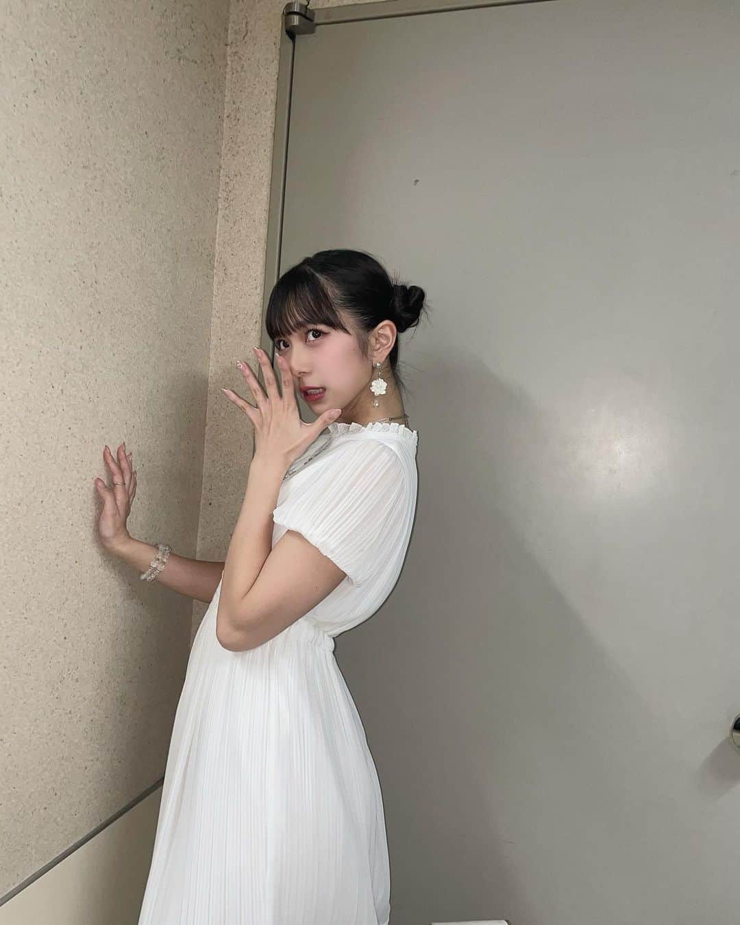 井上玲音のインスタグラム：「・ ・ めちゃくちゃふざけて撮ったのに、意外といい写真だった！  #井上玲音」