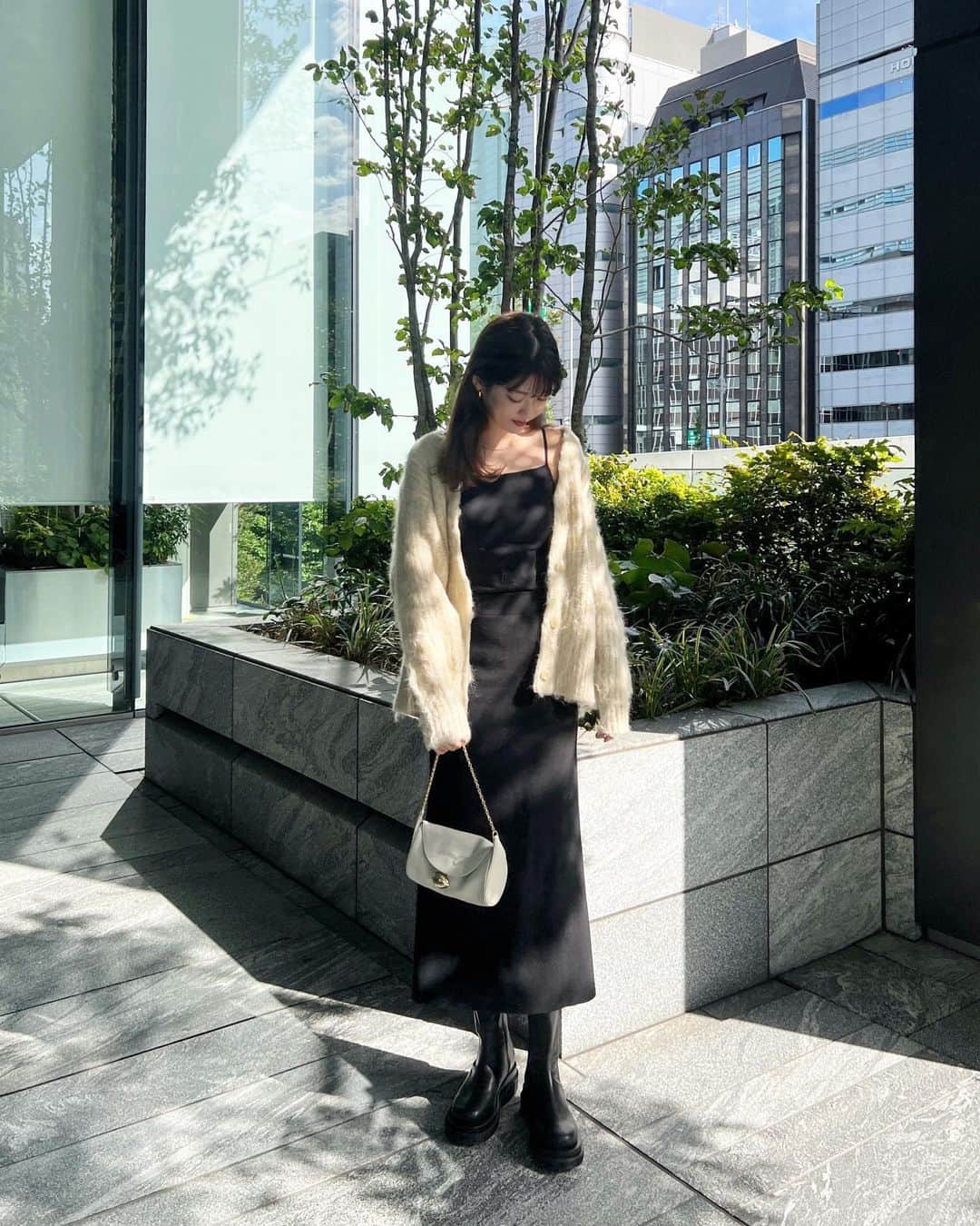 諭吉のインスタグラム：「毛足の長いモケモケが大好きで 持ってるのに集めちゃう、、🦥  @titivatejp のカーディガンちくちく感もなく トップスとしても使えるし 丈感もちょうど良くてお気に入り🍁  #titivate #ティティベイト #titivatestyle #タイアップ #モヘアライクシャギーVネックニットカーディガン#ykth_code」