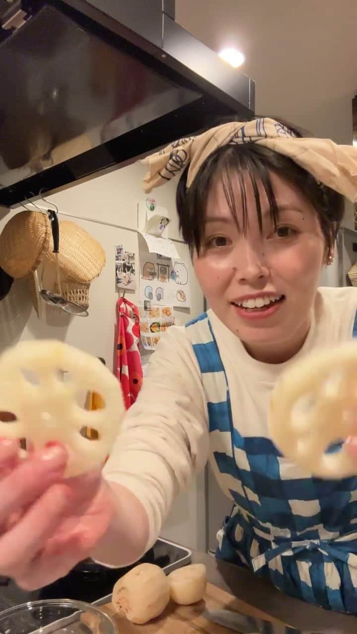 のインスタグラム：「いらっしゃいませ。こんばんは。 蓮根インスタLIVE、ご来店ありがとうございました。  👩🏻‍🍳本日のメニュー 蓮根ステーキ 蓮根とパプリカの焼きマリネ 蓮根ケーキ  シャキシャキで瑞々しく、甘みがあってとても美味しかったです。いちかわファームさんごちそうさまでした。  みなさんもぜひ蓮根お料理作ってみてください。 またおいでねー🧑🏻‍🌾🤍  #誠子食堂 @ichikawa__farm」