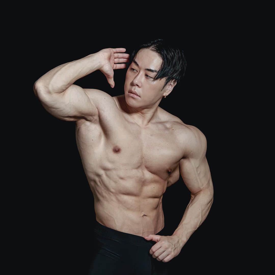 山澤礼明のインスタグラム：「増量中もずっとバキバキでいたかったんだけど。 ごはんが美味すぎて無理だったわ。  お腹いっぱい食べるのが幸せだよね。  🔹REYS全商品20%OFFセール終了まであと数時間🔹 全商品がAmazonベストセラーを獲得しREYSフィバーが起こっております。 プロテイン1kg2574円税込だからこれを機に買ってね！ (カフェオレ、ベリー、グレープは売り切れです。)  #山澤礼明#筋トレ#筋肉#ジム#フィットネス#プロテイン」