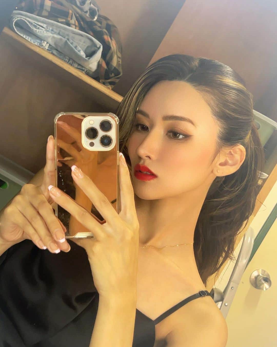 れおのインスタグラム：「どうでもいい事言います 分け目変えました🐸」