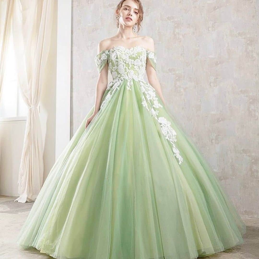 Choole 業界初、オンライン結婚式準備サービスさんのインスタグラム写真 - (Choole 業界初、オンライン結婚式準備サービスInstagram)「【#グリーンドレス】 こんばんは！トキハナ編集部です✨ - - - - 今回は爽やかで秋婚にもぴったり🩵 『グリーンドレス』をご紹介👗 - - - - Photo by @isamumorita136  - - - - ——————————————————  ⚜️トキハナInstagramとは？ ・結婚式準備に役立つ情報を毎日投稿♡ ・まだ結婚式場が決まっていない花嫁さまへ🌸 ドレス試着・パーソナルカラー診断イベントなど定期開催中👗🌈 ・お見逃しのないよう @tokihana_weddingからフォローください✨  ⚜️トキハナって？ LINEで式場探し使いやすさNo.1✨ 『結婚式場見学予約サイト👰🏻‍♀️』  🕊トキハナの特徴🕊 ・持ち込みOKの式場掲載数No.1(自社調べ)👑 ・即決不要で、最大割引が貰える💰 ・自分たちの費用が見学前にわかるから安心💛 ・LINEでいつでも元プランナーに相談できる💡 ・カンタン診断で好みの式場が見つけられる💖 ・ドレス最大50%オフクーポンもget👗 登録はID検索orQRコードから▼ ID:@608xvfyd  ————————————————— #カラードレス#ウエディングドレス#ウェディングドレス#プレ花嫁#卒花嫁#トキハナ」10月15日 20時42分 - tokihana_wedding