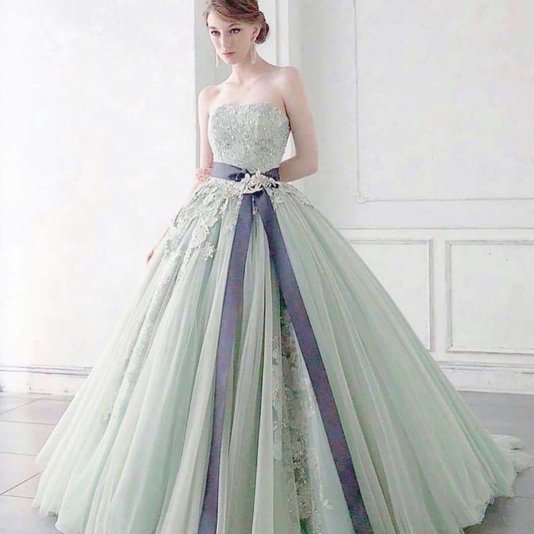 Choole 業界初、オンライン結婚式準備サービスさんのインスタグラム写真 - (Choole 業界初、オンライン結婚式準備サービスInstagram)「【#グリーンドレス】 こんばんは！トキハナ編集部です✨ - - - - 今回は爽やかで秋婚にもぴったり🩵 『グリーンドレス』をご紹介👗 - - - - Photo by @isamumorita136  - - - - ——————————————————  ⚜️トキハナInstagramとは？ ・結婚式準備に役立つ情報を毎日投稿♡ ・まだ結婚式場が決まっていない花嫁さまへ🌸 ドレス試着・パーソナルカラー診断イベントなど定期開催中👗🌈 ・お見逃しのないよう @tokihana_weddingからフォローください✨  ⚜️トキハナって？ LINEで式場探し使いやすさNo.1✨ 『結婚式場見学予約サイト👰🏻‍♀️』  🕊トキハナの特徴🕊 ・持ち込みOKの式場掲載数No.1(自社調べ)👑 ・即決不要で、最大割引が貰える💰 ・自分たちの費用が見学前にわかるから安心💛 ・LINEでいつでも元プランナーに相談できる💡 ・カンタン診断で好みの式場が見つけられる💖 ・ドレス最大50%オフクーポンもget👗 登録はID検索orQRコードから▼ ID:@608xvfyd  ————————————————— #カラードレス#ウエディングドレス#ウェディングドレス#プレ花嫁#卒花嫁#トキハナ」10月15日 20時42分 - tokihana_wedding