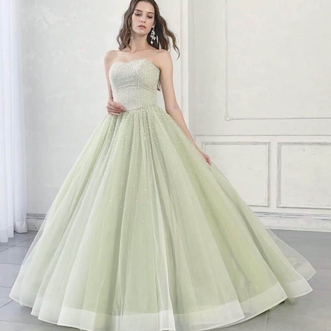 Choole 業界初、オンライン結婚式準備サービスさんのインスタグラム写真 - (Choole 業界初、オンライン結婚式準備サービスInstagram)「【#グリーンドレス】 こんばんは！トキハナ編集部です✨ - - - - 今回は爽やかで秋婚にもぴったり🩵 『グリーンドレス』をご紹介👗 - - - - Photo by @isamumorita136  - - - - ——————————————————  ⚜️トキハナInstagramとは？ ・結婚式準備に役立つ情報を毎日投稿♡ ・まだ結婚式場が決まっていない花嫁さまへ🌸 ドレス試着・パーソナルカラー診断イベントなど定期開催中👗🌈 ・お見逃しのないよう @tokihana_weddingからフォローください✨  ⚜️トキハナって？ LINEで式場探し使いやすさNo.1✨ 『結婚式場見学予約サイト👰🏻‍♀️』  🕊トキハナの特徴🕊 ・持ち込みOKの式場掲載数No.1(自社調べ)👑 ・即決不要で、最大割引が貰える💰 ・自分たちの費用が見学前にわかるから安心💛 ・LINEでいつでも元プランナーに相談できる💡 ・カンタン診断で好みの式場が見つけられる💖 ・ドレス最大50%オフクーポンもget👗 登録はID検索orQRコードから▼ ID:@608xvfyd  ————————————————— #カラードレス#ウエディングドレス#ウェディングドレス#プレ花嫁#卒花嫁#トキハナ」10月15日 20時42分 - tokihana_wedding