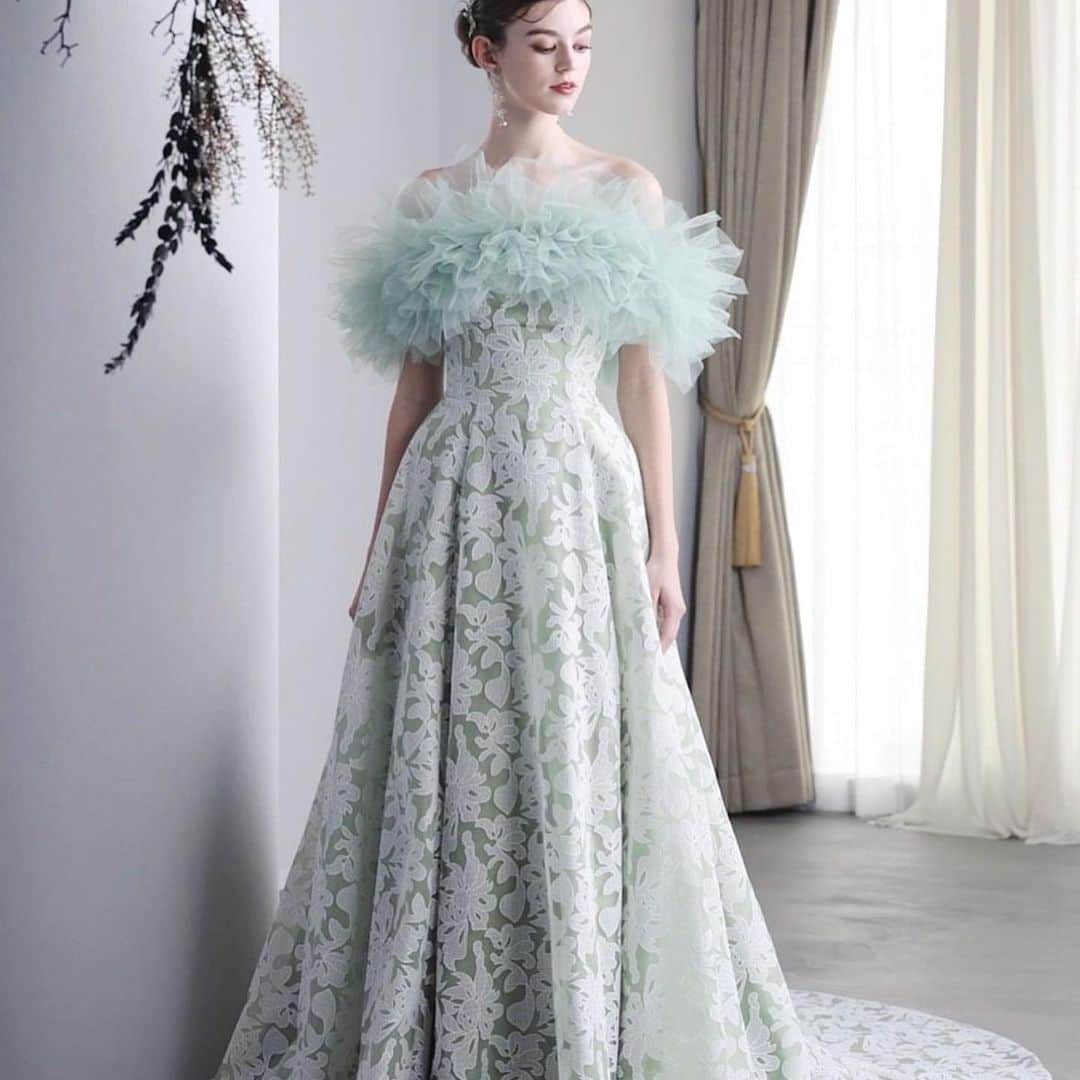 Choole 業界初、オンライン結婚式準備サービスさんのインスタグラム写真 - (Choole 業界初、オンライン結婚式準備サービスInstagram)「【#グリーンドレス】 こんばんは！トキハナ編集部です✨ - - - - 今回は爽やかで秋婚にもぴったり🩵 『グリーンドレス』をご紹介👗 - - - - Photo by @isamumorita136  - - - - ——————————————————  ⚜️トキハナInstagramとは？ ・結婚式準備に役立つ情報を毎日投稿♡ ・まだ結婚式場が決まっていない花嫁さまへ🌸 ドレス試着・パーソナルカラー診断イベントなど定期開催中👗🌈 ・お見逃しのないよう @tokihana_weddingからフォローください✨  ⚜️トキハナって？ LINEで式場探し使いやすさNo.1✨ 『結婚式場見学予約サイト👰🏻‍♀️』  🕊トキハナの特徴🕊 ・持ち込みOKの式場掲載数No.1(自社調べ)👑 ・即決不要で、最大割引が貰える💰 ・自分たちの費用が見学前にわかるから安心💛 ・LINEでいつでも元プランナーに相談できる💡 ・カンタン診断で好みの式場が見つけられる💖 ・ドレス最大50%オフクーポンもget👗 登録はID検索orQRコードから▼ ID:@608xvfyd  ————————————————— #カラードレス#ウエディングドレス#ウェディングドレス#プレ花嫁#卒花嫁#トキハナ」10月15日 20時42分 - tokihana_wedding