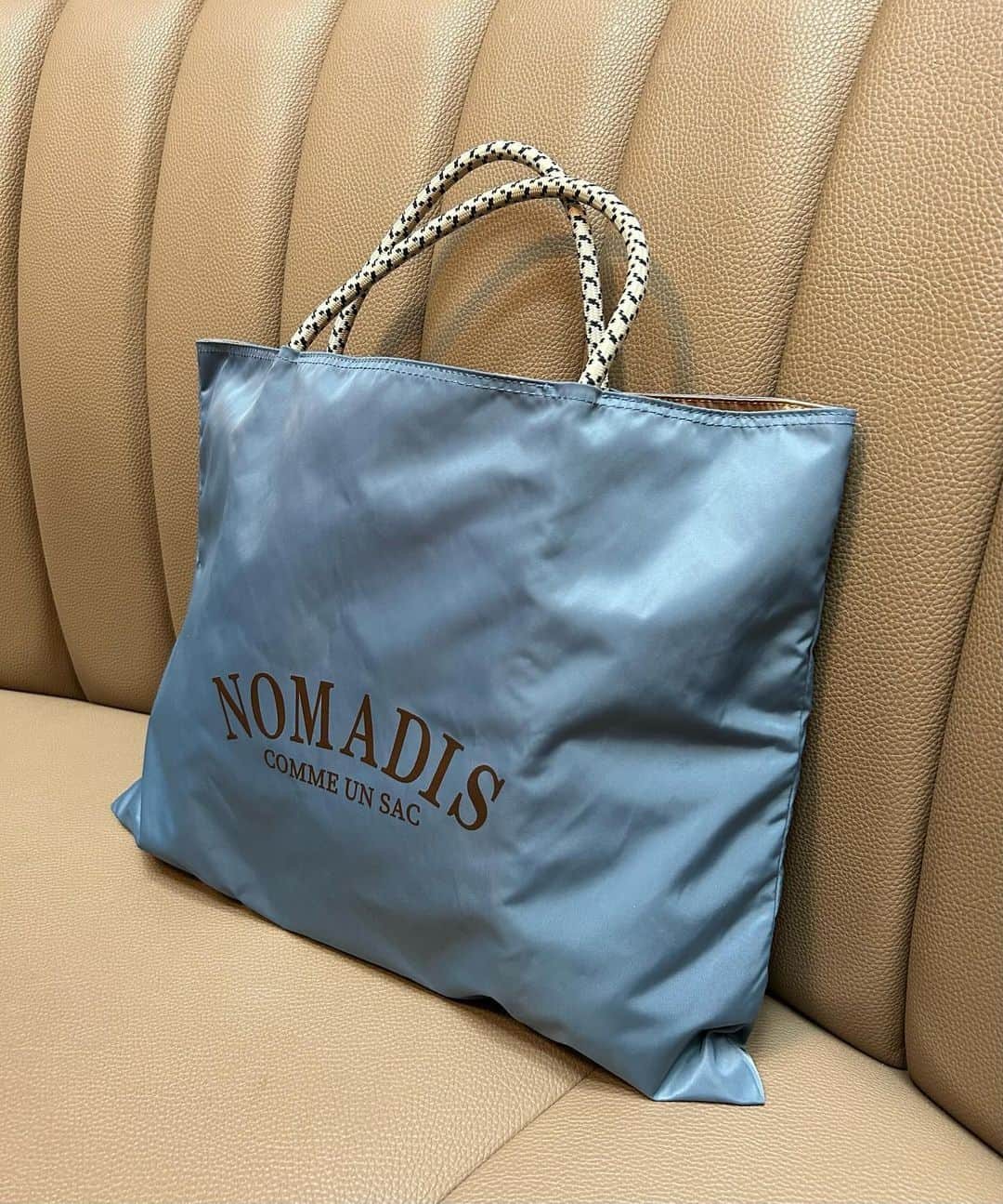 篠原菜月のインスタグラム：「この秋、コーディネートに取り入れたくて 追加した「NOMADIS  @nomadis_  × Demi-Luxe BEAMS @demiluxebeams 」 リバーシブル ロゴトートバッグについて書きました✍️ ▶️ https://oggi.jp/7062950 ⁡ くすみ感のあるブルーグレーカラーがかわいくて♡ PCが入るのでとっても便利🥰✨  とにかく軽くてたくさん荷物が入るので、今はマザーズバッグとしても活用中です🤍 ⁡ ⁡ ⁡#トートバッグ#nomadis#demiluxebeams#ロゴトートバッグ#リバーシブル#バッグ#マザーズバッグ#秋冬展示会#秋冬ファッション#バッグコーデ#oggijp#oggi#fashion#ツイードジレコーデ ⁡ ⁡」