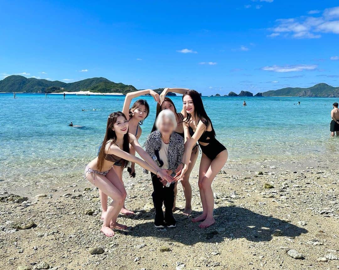 神谷明采さんのインスタグラム写真 - (神谷明采Instagram)「姉妹で沖縄旅行🌺  長女・りさ（24歳/中央右） 次女・あさ（23歳/中央左） 三女・ちさ（21歳/左端） 四女・ささ（16歳/右端）  本物の4姉妹です✌️  おばあちゃんも来てくれて、慶良間諸島の座間味島に行ったよ！ 那覇から高速船で40分くらいの島ですっごく綺麗だった！  沖縄旅行楽しみます✈️  #慶良間諸島 #座間味島 #座間味 #沖縄旅行 #神谷4姉妹」10月15日 20時35分 - asa_kamiya