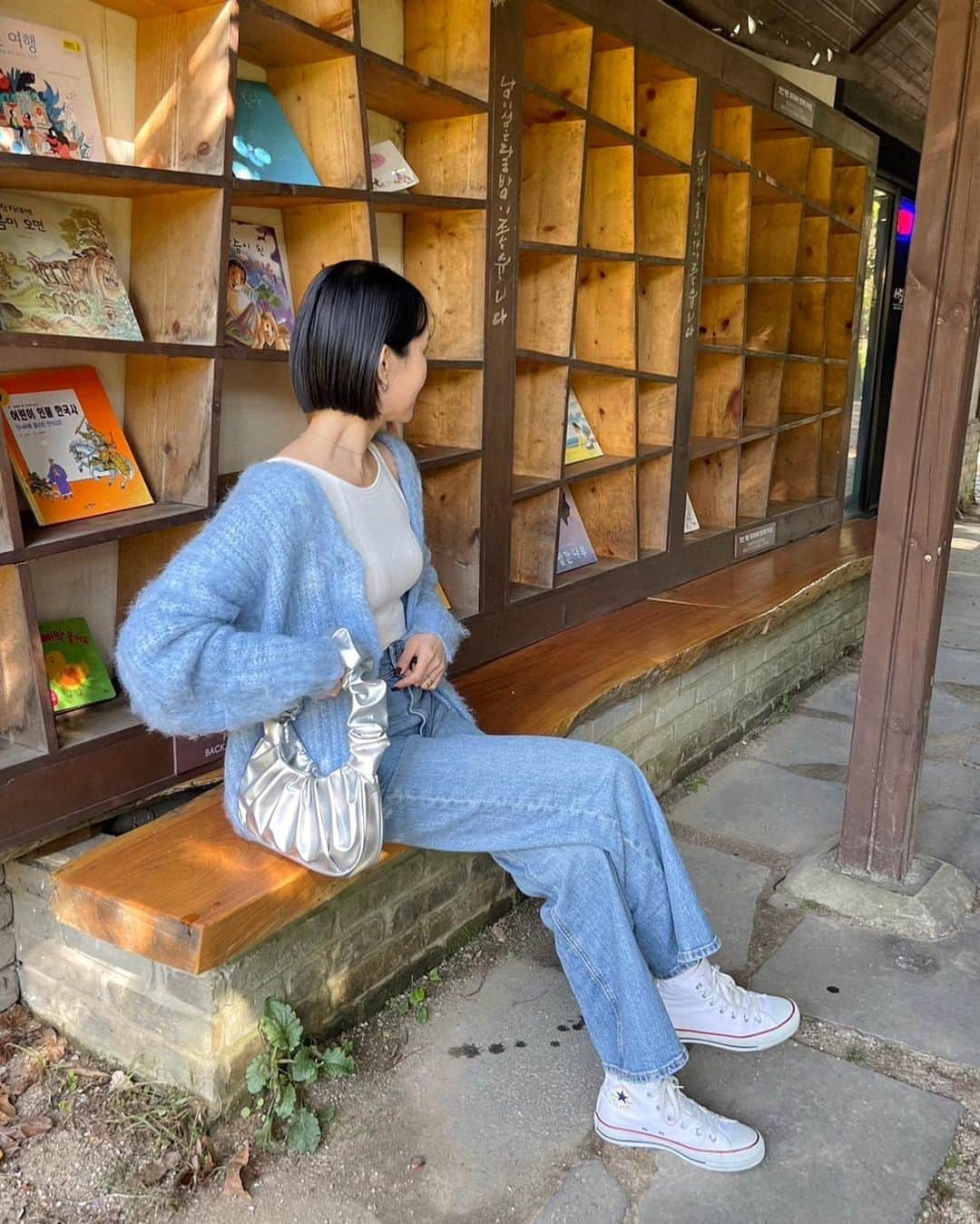 miheeさんのインスタグラム写真 - (miheeInstagram)「ootd  ＠titivatejp  ふわっとしたモヘア素材の Vネックニットカーディガン🩵が可愛い😚  適度にオーバーサイズで カジュアルにも着用できて 羽織としてもトップスとしても 着用できる♡  ちくちくしないで柔らかいのも🙆‍♀️  #titivate #ティティベイト #titivatestyle #タイアップ #モヘアライクシャギーVネックニットカーディガン」10月15日 20時36分 - __mihi__