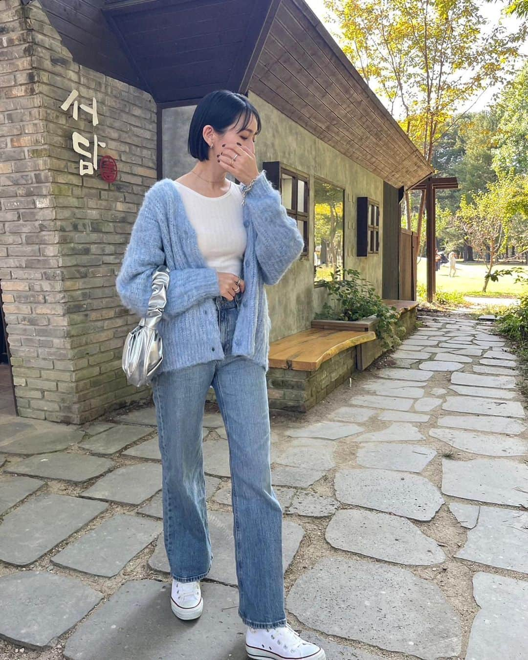 miheeのインスタグラム：「ootd  ＠titivatejp  ふわっとしたモヘア素材の Vネックニットカーディガン🩵が可愛い😚  適度にオーバーサイズで カジュアルにも着用できて 羽織としてもトップスとしても 着用できる♡  ちくちくしないで柔らかいのも🙆‍♀️  #titivate #ティティベイト #titivatestyle #タイアップ #モヘアライクシャギーVネックニットカーディガン」