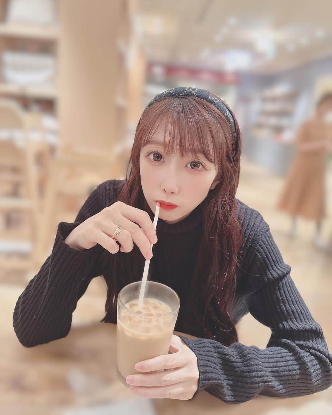 愛迫みゆさんのインスタグラム写真 - (愛迫みゆInstagram)「久しぶりのお出掛けしたので 自撮りを久しぶりに撮ってみました📷✨　  行ってみたかった ジェラートピケカフェ☕️🍰💕  定期的に愛迫さん元気かな〜？？ を見かけたりして嬉しいのです♡♡  自撮りを撮る習慣が減っていますが こうやってたまに撮るようにします✨笑  寒くなったので暖かくしてね⛄️💕  皆のオススメドラマとか映画 教えてくれてありがとうね❣️❣️  ペントハウスのあとは パパが珍しく韓国ドラマを見たというので "マウス"ってゆう韓国ドラマを みたよー( ∩'-' )=͟͟͞͞⊃✨  サイコパスとか事件系が 好きな方にはオススメです！ 韓国ドラマのこうゆう系って 結構残酷だし胸糞も悪いんだけど 見ちゃうってゆう中毒だよね°˖✧\(･▿･)/✧˖°笑  ペントハウスもそうだけど 犯人を考察する系が 好きだったりします🫡  そろそろ恋愛系で ほっこりしたい気分です（・ω・）笑  韓国の恋愛ドラマだと ・青い海の伝説 ・ショッピング王ルイ ・星からきたあなた ・女神降臨  あたりがパッと思いつく 好きなドラマです〜🤗💕 ぜひお時間ある方は見てみてね❣️  #ジェラートピケ  #gelatopique  #ジェラートピケカフェ #cafe #カフェ巡り」10月15日 20時37分 - aisakomiyu