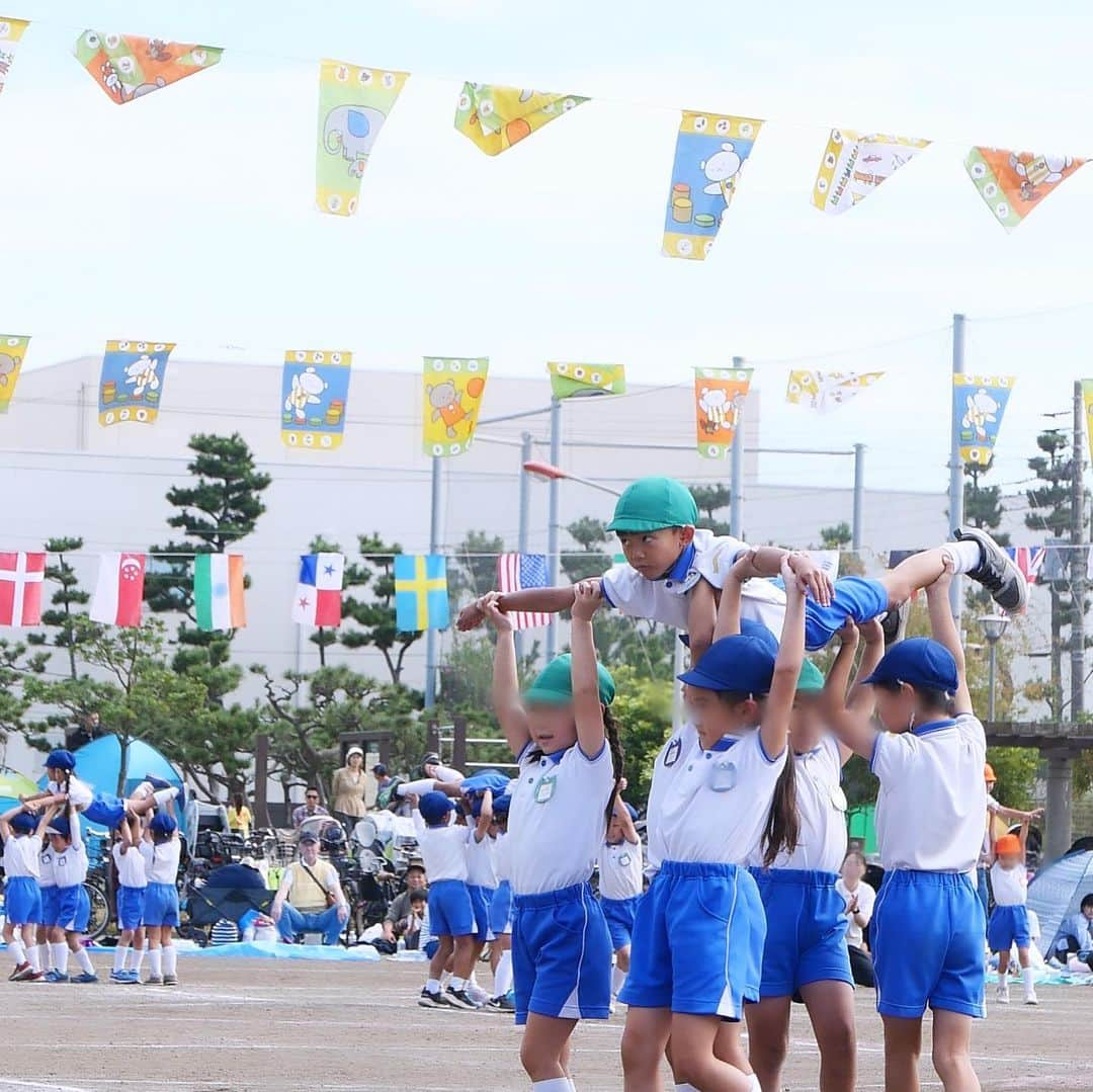 中川珠里さんのインスタグラム写真 - (中川珠里Instagram)「.  年長さん、最後の運動会。  組体操はさすがに涙なしには 見られませんでした 普通に、辛そうな顔してる🥺笑  毎日よく練習頑張ったなぁ 考えただけでまだ涙が。 昨日からずっと余韻に浸っています  パパもわたしも、じじばばも みーんな走りました、筋肉痛☺️  卒園までカウントダウンと思うと悲しくてたまらない、、、  みんな可愛くて幸せな1日でした。  ありがとう👦🏽  #運動会 #靴下くるくる男子 #終始あくびしまくりだったな笑」10月15日 20時39分 - juri1104