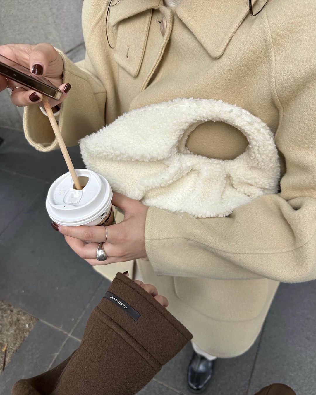 kannnaのインスタグラム：「可愛いハンドメイドシリーズ🍫 初のハンドメイド♡ ハンドメイドにしては破格すぎる価格で、、、！ みんなで何度も相談重ねて！ いいものを なるべく手に届く価格でみんなに袖を通していただけたらと🤝🏻 lawgyのハンドメイド ウール100%やウール90%と 暖かいよ♡ 沢山着て撮影してるけどまだ載せれてないの沢山で 順番に載せていきますっ✌🏻  (1.2枚目は @__1996rk と)」