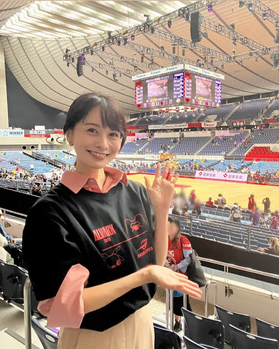 高見侑里さんのインスタグラム写真 - (高見侑里Instagram)「◡̈♥︎ 今日10/15(日)は#アルバルク東京 のホーム開幕節へ🏀 ⁡ ゲーム開始からずっと対戦相手の宇都宮ブレックスを追いかける展開でしたが、最終第４Ｑで逆転！ ⁡ ですがそれから一進一退の攻防で試合終了数秒前まで70-70の同点という手に汗握る中、最後に相手チームのフリースローが決まり70-71で試合終了🥺 ⁡ あと一歩及ばずでしたが、本当に熱い試合を観させていただきました🙏 ⁡ 今日の国立代々木競技場第一体育館の入場者数は10,225人で、B.LEAGUE クラブ主管試合の最多入場者数を更新とのこと👏 ⁡ 外はひんやり肌寒かったのですが、会場の熱気がすごく、気付けば袖を捲りながら応援していました🔥 ⁡ バスケ観戦、とても楽しかったです🥰 * 衣装提供 シャツ＆パンツ…#MilaOwen ピアス＆ネックレス…#TORUGATO」10月15日 20時41分 - yuri_takami_official