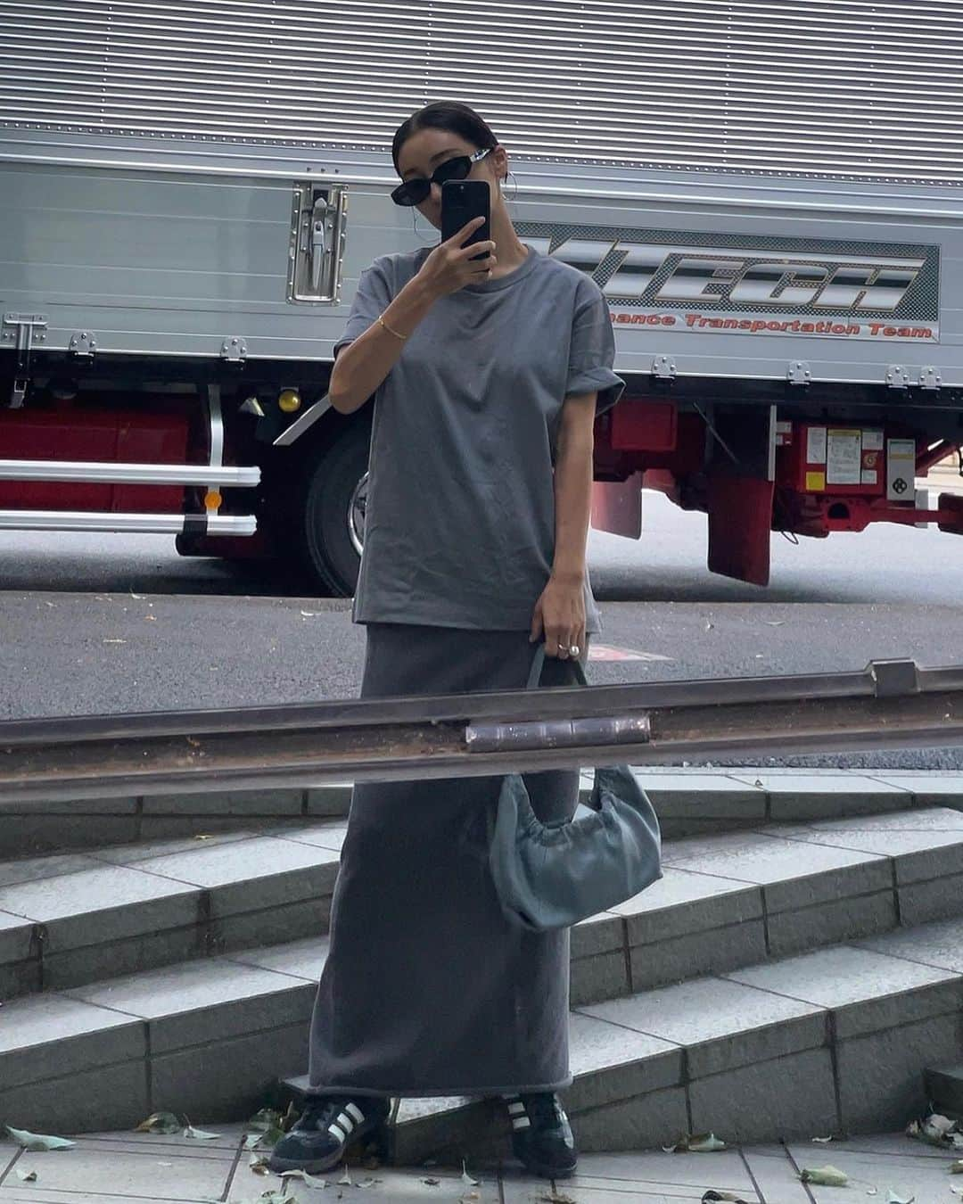 Icumi Oohamaさんのインスタグラム写真 - (Icumi OohamaInstagram)「🐀  tee @familymart.japan  skirt @alexiastam_official  sneakers @adidasoriginals  ファミマのTシャツ、おすすめしてもらったから 大阪土産に買って帰ってみたらすっかり気に入ってます♩ このスカートに合わせたくてグレー探してたから嬉しい♩」10月15日 20時50分 - icumi___