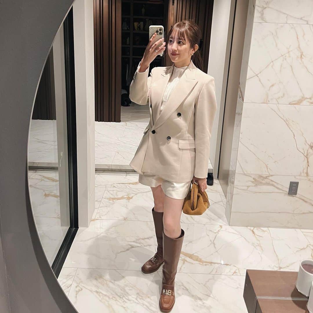 菊地亜美のインスタグラム：「. オフホワイト、ベージュ、ブラウン、昔から大好き🤎 夫には今日もくすんでんな〜！って言われるけど👨笑 ジャケット着れる季節嬉しい🎵」