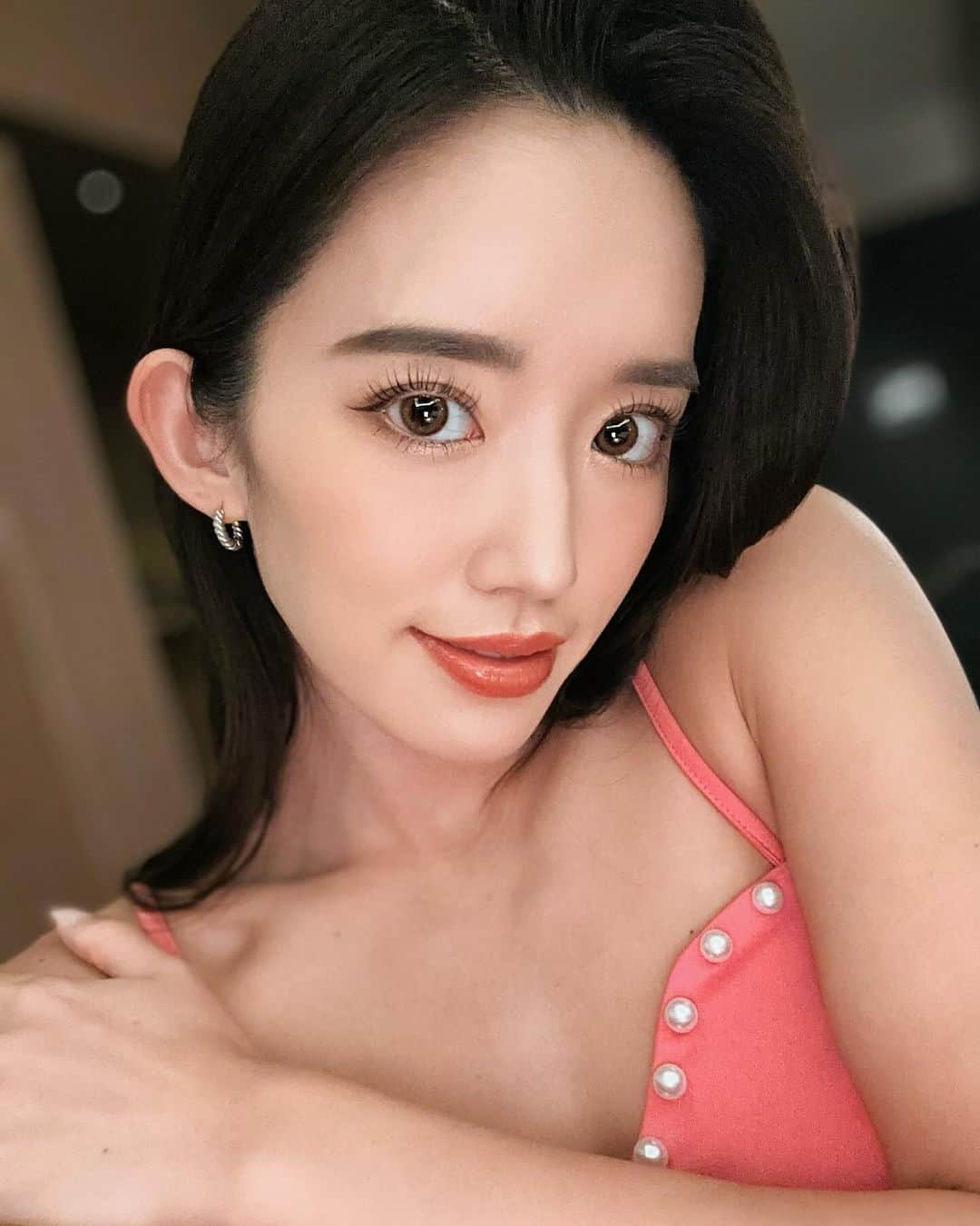 柳本絵美のインスタグラム：「立ち上げ前髪の動画を撮ったとき📷  この服、Sheinで買ったんだけど壊滅的に似合わなすぎて 外に着て行けなかった。 なので、EMILY CHANNELにて消化いたしました🌸笑  バービーになりたかったけどならなかった2枚め。 (こんなはずじゃない)  P.S. これから毎週いろんな動画をアップしていくので、 チャンネル登録よろしくお願いしますね🧚💕」