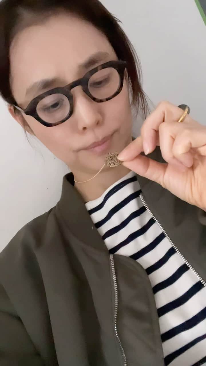 石田ゆり子のインスタグラム：「シンスケさんの造るものは、うーん流石だなぁと唸るものなのです。ウサギは🐇シンスケさんを素敵な場所に連れていってくれる天使みたいなモチーフなのですよね。その話がとても好きです。 いつまでも自由な魂で何者にも縛られず 素晴らしいクリエーションを私たちに届けてください。 👏🏻👏🏻👏🏻 そして私の眉毛の太さに自分でびっくり。 細い眉毛はほんとに似合わないのです」