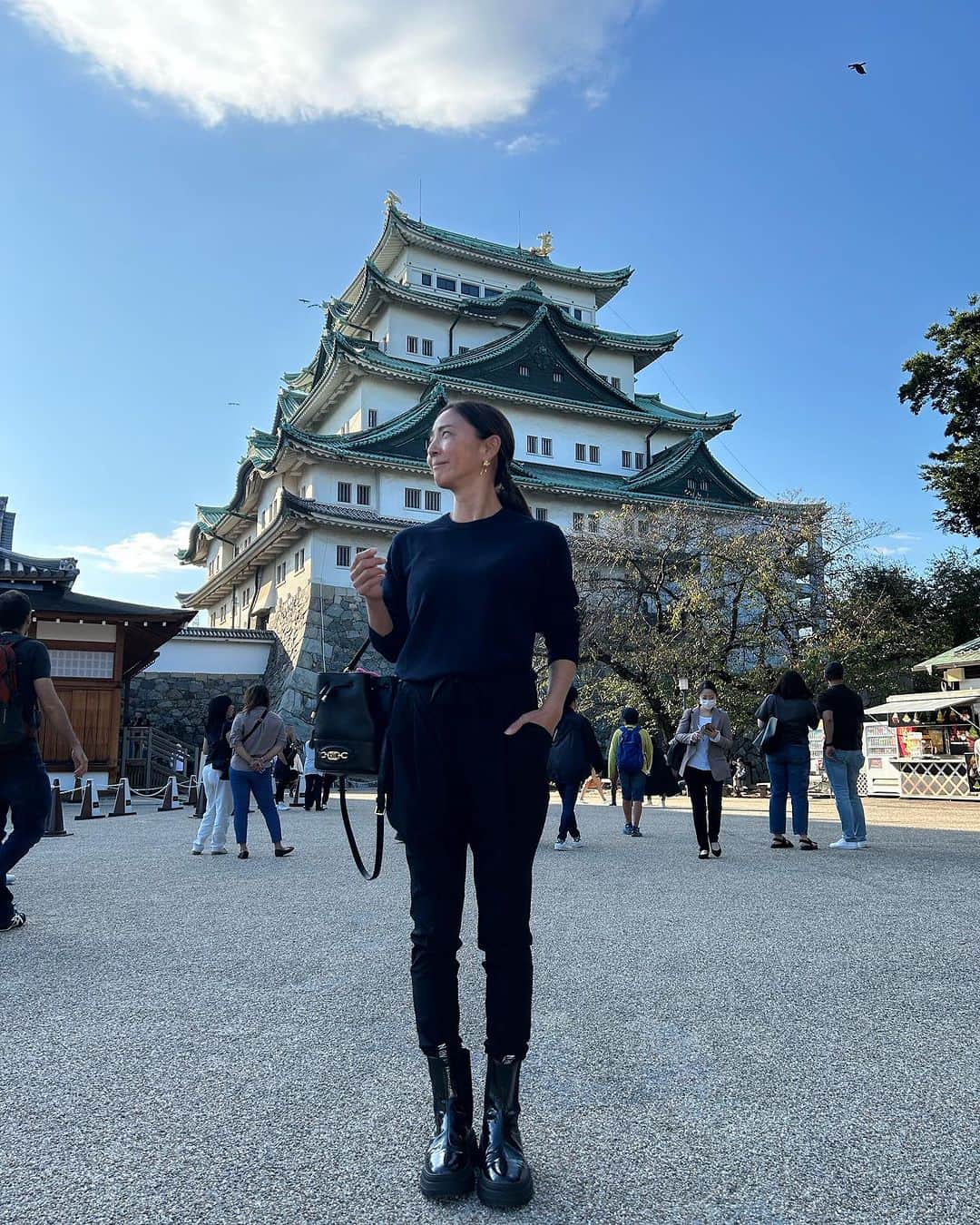 HARUKO（真木明子）さんのインスタグラム写真 - (HARUKO（真木明子）Instagram)「次の日、名古屋旅❣️  @yocomorimoto ちゃんが 本当に楽なの！飛行機とか！って言うから  予定していたお洋服のコーディネートを全部変えて身軽で週末一泊二日の旅へ。  ジョキニーパンツが 本当に楽ちんで おしゃれに見えるから  あー。やっぱりさすがだな。よーこちゃんはと感心しながら過ごしましたw  @toru_shibayama とパパと名古屋城巡り。  お互いの親と楽しい時間を過ごせるのはいいですね😊❤️  @kariang_ymdoshop  ブーツは @pdst.jp  #名古屋 #名古屋飯 #名古屋城 #カラオケシバちゃん」10月15日 20時44分 - haruko227