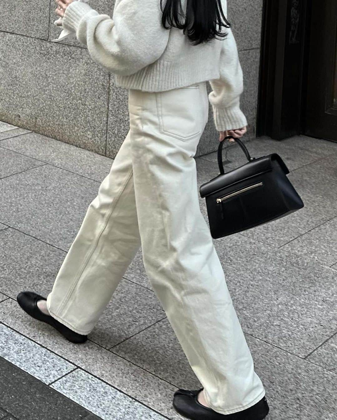 りぃさんのインスタグラム写真 - (りぃInstagram)「white outfit🖱️🤍真っ白なコーデは季節問わず大好きです。  最近色んな系統を試しているのですが、美脚白デニムとニットの相性が良すぎました♡  足元をヒールのパンプスに変えたら より上品になりそう…🥐  白デニムはカジュアルにも綺麗めにも寄せられるので 色んな系統を着る方にもおすすめです🥚 ㅤㅤㅤㅤㅤㅤㅤㅤㅤㅤㅤㅤㅤ ・AZUL DENIM/ﾊｲｳｴｽﾄﾜｲﾄﾞﾃﾞﾆﾑⅣ ・サイズ XS(151cm)  ㅤㅤㅤㅤㅤㅤㅤㅤㅤㅤㅤㅤㅤ ㅤㅤㅤㅤㅤㅤㅤㅤㅤㅤㅤㅤㅤ #シンプルコーデ#モノトーンコーデ#白コーデ#綺麗めコーデ#カジュアルコーデ#低身長コーデ#低身長ファッション #AZUL#azulbymoussy#ootdfashion#simpleoutfit#simplefits#monotonecode#simpleoutfit#outfitinspo#fallfashion#fallstyle#ZARA#knitlove#knitknitknit#PR」10月15日 20時44分 - hyororii_69