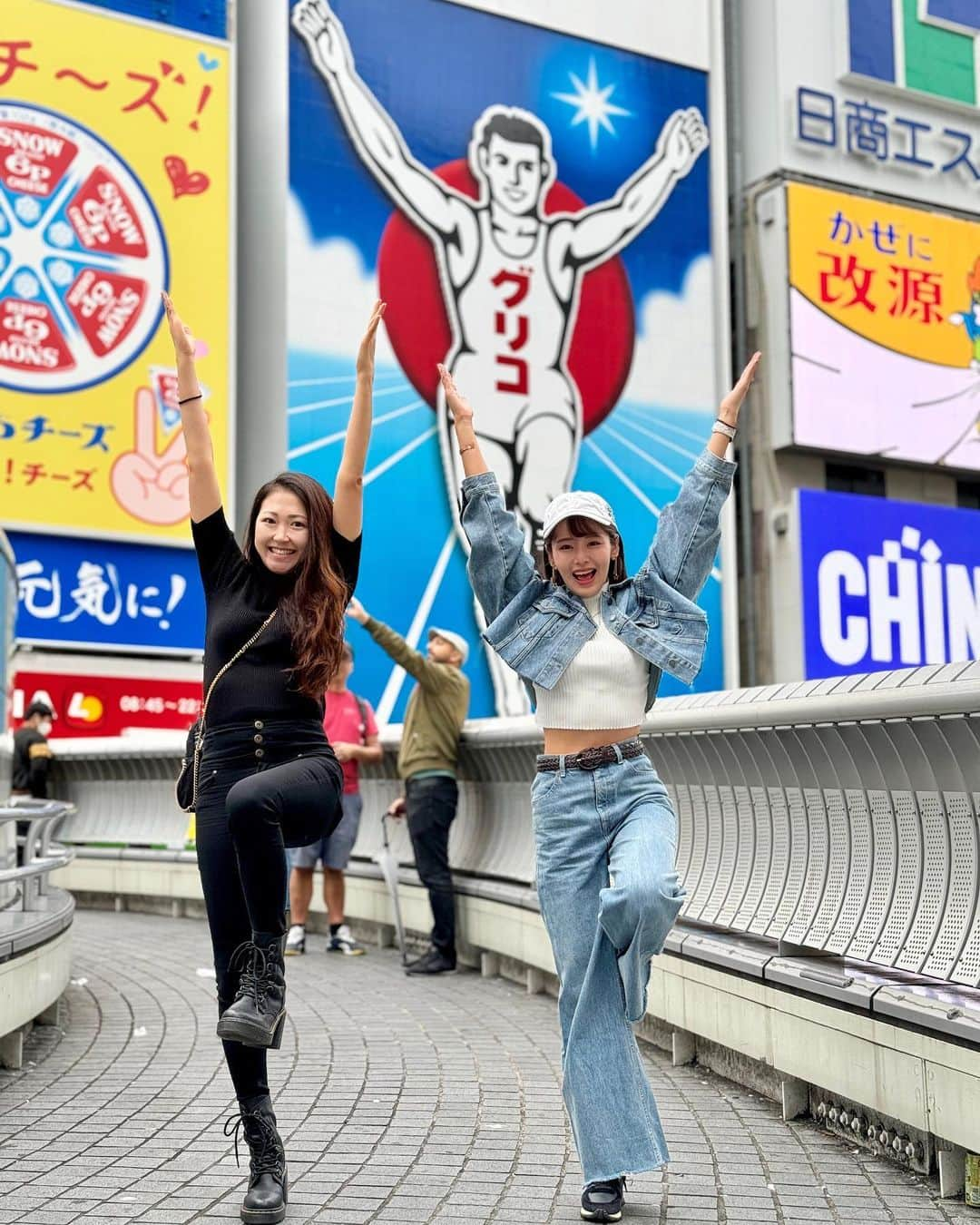 こちえのインスタグラム：「. . 楽しすぎたゆっちゃまとの大阪旅〜🤣❤️‍🔥❤️‍🔥❤️‍🔥  地味にちゃんとしたことなかった こってこての観光出来た🤣✌️  めちゃくちゃ笑って食べて飲んだ🥹  写真ありすぎるのでちょいちょいあげてく〜😂✌️  #2人とも寝方の癖強め   #大阪観光#大阪旅行 #大阪グルメ#食い倒れ #道頓堀#通天閣#たこ焼き #よしもと新喜劇#国内旅行 #女子旅#グルメ女子 #大阪#新世界#難波#心斎橋 #japantrip#japantravel #osakatrip#osakatravel  #followme#japanesegirl  #takoyaki#yummy #nanba#osaka#japan」