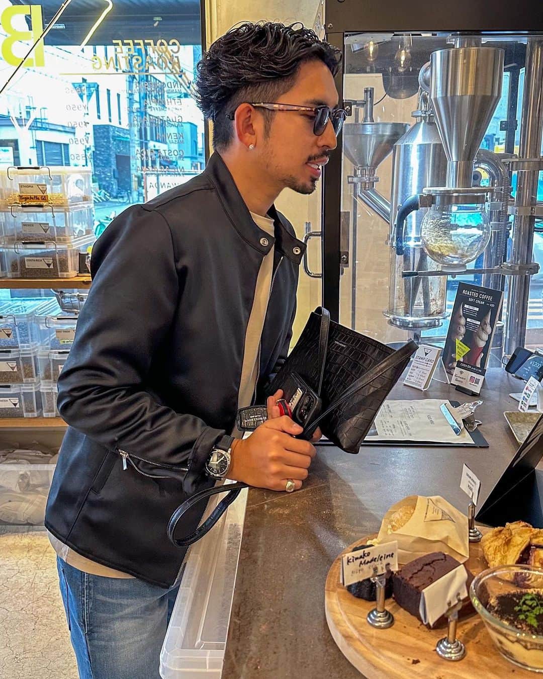 ken_navyさんのインスタグラム写真 - (ken_navyInstagram)「他の投稿は @ken_navy をご覧下さい🫶❣️  新作のロングスリーブと新作のエコライダースと新作の岡山デニムに新作サコッシュ👍  ライダースとデニム、サコッシュは今月末の福岡POPUPにて先行販売予定です👍❣️🇮🇹  ーーーーーーーーーーーーーー 🌕貴方のいいね、コメントが募金されます🍂 募金活動しています！ 投稿のいいね数×1円とコメント数×5円 を月末に集計して 様々な場所へ募金をさせて頂きます。 10月は公益財団法人どうぶつ基金へ募金しますのでいいね、コメントをお願いします🙇‍♂️ ーーーーーーーーーーーーーー  参考になればいいね👍コメント📝保存💽 お願いします🫶❣️  #メンズファッション #メンズコーデ  #ファッションモデル  #アパレル #デザイナー  #アパレル社長 #オーダースーツ #オーダースーツ大阪 #今日のコーデ #ファッションの悩み」10月15日 20時45分 - ken_navy