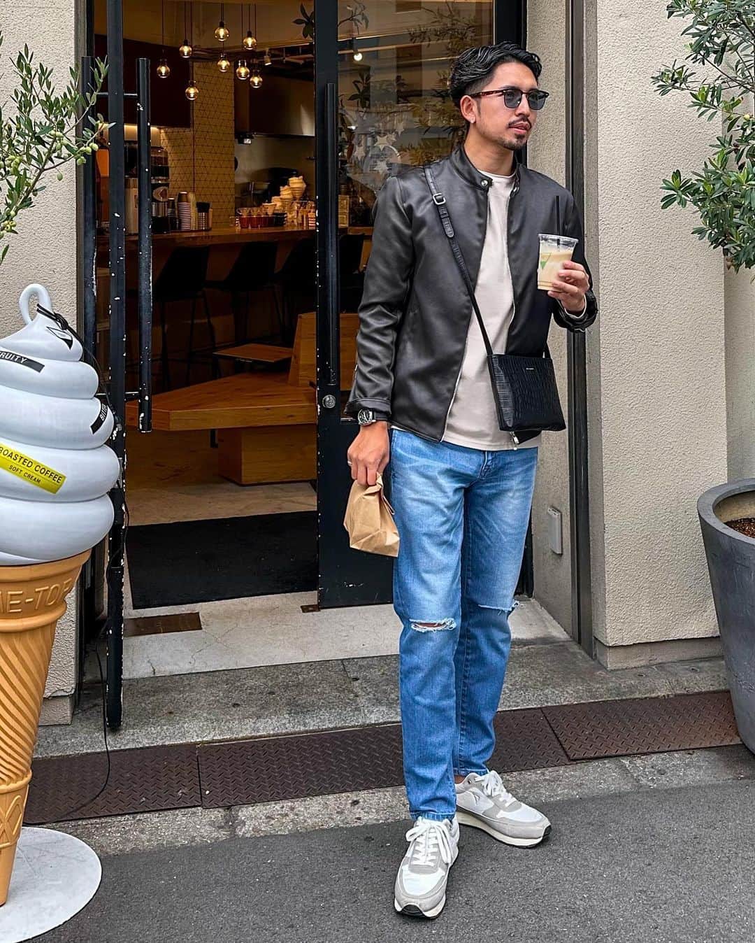 ken_navyさんのインスタグラム写真 - (ken_navyInstagram)「他の投稿は @ken_navy をご覧下さい🫶❣️  新作のロングスリーブと新作のエコライダースと新作の岡山デニムに新作サコッシュ👍  ライダースとデニム、サコッシュは今月末の福岡POPUPにて先行販売予定です👍❣️🇮🇹  ーーーーーーーーーーーーーー 🌕貴方のいいね、コメントが募金されます🍂 募金活動しています！ 投稿のいいね数×1円とコメント数×5円 を月末に集計して 様々な場所へ募金をさせて頂きます。 10月は公益財団法人どうぶつ基金へ募金しますのでいいね、コメントをお願いします🙇‍♂️ ーーーーーーーーーーーーーー  参考になればいいね👍コメント📝保存💽 お願いします🫶❣️  #メンズファッション #メンズコーデ  #ファッションモデル  #アパレル #デザイナー  #アパレル社長 #オーダースーツ #オーダースーツ大阪 #今日のコーデ #ファッションの悩み」10月15日 20時45分 - ken_navy