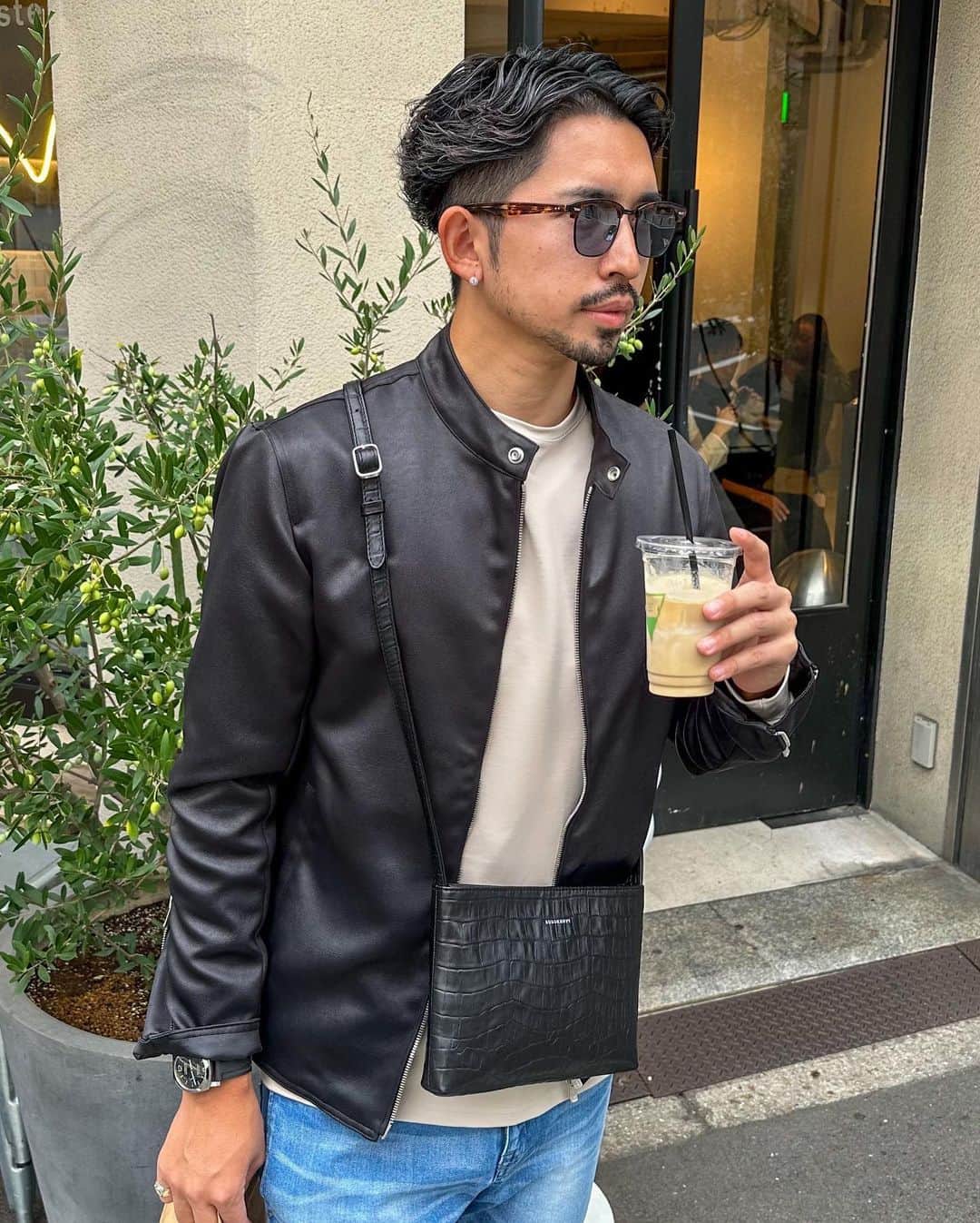 ken_navyさんのインスタグラム写真 - (ken_navyInstagram)「他の投稿は @ken_navy をご覧下さい🫶❣️  新作のロングスリーブと新作のエコライダースと新作の岡山デニムに新作サコッシュ👍  ライダースとデニム、サコッシュは今月末の福岡POPUPにて先行販売予定です👍❣️🇮🇹  ーーーーーーーーーーーーーー 🌕貴方のいいね、コメントが募金されます🍂 募金活動しています！ 投稿のいいね数×1円とコメント数×5円 を月末に集計して 様々な場所へ募金をさせて頂きます。 10月は公益財団法人どうぶつ基金へ募金しますのでいいね、コメントをお願いします🙇‍♂️ ーーーーーーーーーーーーーー  参考になればいいね👍コメント📝保存💽 お願いします🫶❣️  #メンズファッション #メンズコーデ  #ファッションモデル  #アパレル #デザイナー  #アパレル社長 #オーダースーツ #オーダースーツ大阪 #今日のコーデ #ファッションの悩み」10月15日 20時45分 - ken_navy