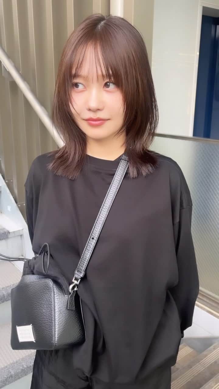 大木光のインスタグラム：「オーダーの多い愛さんスタイル✂︎ @maison_ai   毛先はパツっと残しながらも顔まわり全体とレイヤーを施し カラーは深みと艶感のあるラベンダーとベージュブラウンをMIX.  【大木光の御予約について】 インスタプロフィールのURLよりWEƁ予約にて承っております。  #ミディアム #レイヤー#レイヤーカット #ミディアムレイヤー #レイヤースタイル#ラベンダーカラー #ラベンダーベージュ」