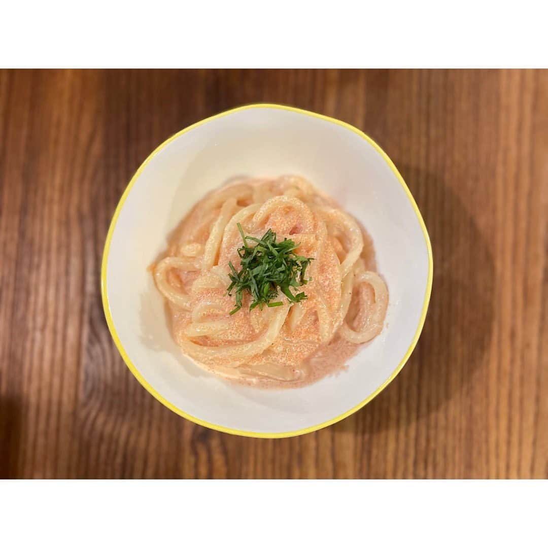 吉谷彩子さんのインスタグラム写真 - (吉谷彩子Instagram)「明太子クリームうどん🤍  明太子って、本当に美味しいですよね。。😩  明太子、バター、生クリーム。 (たくさん)  牛乳、コンソメ、塩、しょうゆ。 (ほーんと少し)  私は大葉が好きなので、 最後に大葉を🌿  海苔でも良きと思います！  カロリーご飯ですがこの作り方本当美味しいです😂  #明太子クリームうどん」10月15日 20時46分 - ayako_yoshitani