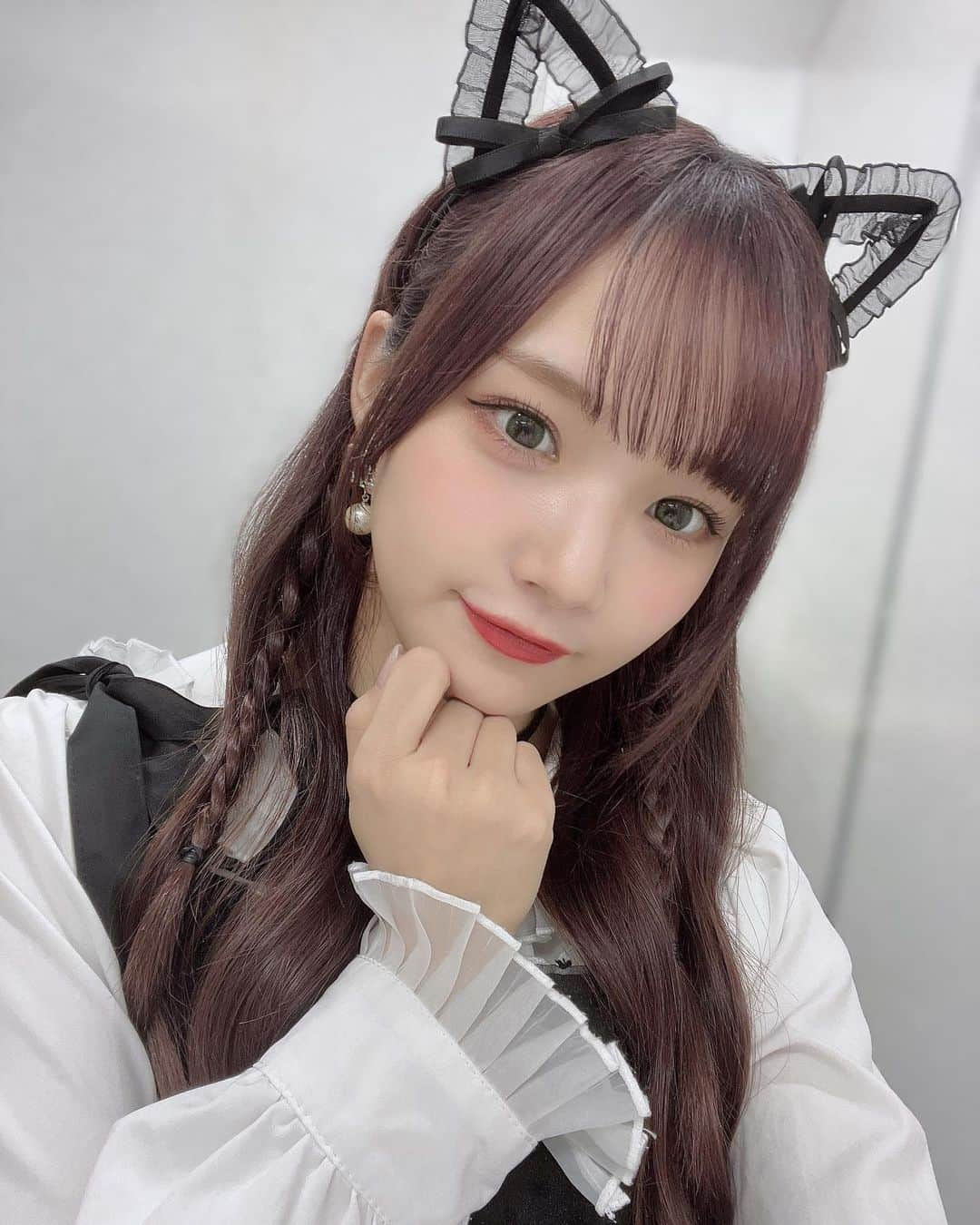 稲場愛香のインスタグラム：「🐈‍⬛💚 ⁡ カレンダーの発売記念イベント ありがとうございました〜♥ ⁡ たくさんの方とお話できて 楽しかったです！！ ⁡ イベントでは多分はじめてカラコンしました🥹 猫ちゃん意識です🐱👀 ⁡ ⁡ ⁡ #稲場愛香 #カレンダー #発売記念イベント  #お話会 #ありがとう #猫耳 #黒猫」