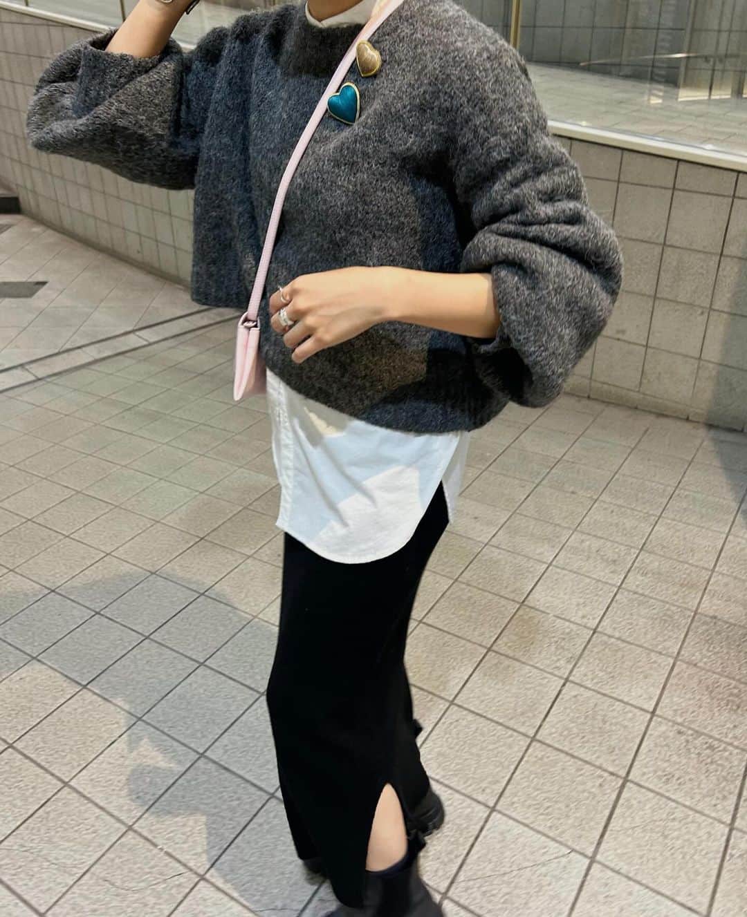 のインスタグラム：「🎉🎉🎉 ⁡ ZOZO本気祭りは本日23:59までです⏰ ⁡ インスタライブでおすすめアイテムや永田ちゃんと私のリアルバイアイテムなどご紹介してます🗣️アーカイブも残しているのでご覧ください😇 ⁡ 今日はウール混ショートでした！ あったかい〜♨️ ⁡ ♡ブローチは10年以上前に買ったお気に入り💕 ⁡ ⁡ #SHENERY_official #knit #SHENERY #shirt #knitskirt  #bag #zara  #bangls #tiffany #boots #ganni #layered #layeredstyle #fashion #styling #ニット #ニットコーデ #ショートニット  #レイヤード #レイヤードコーデ」