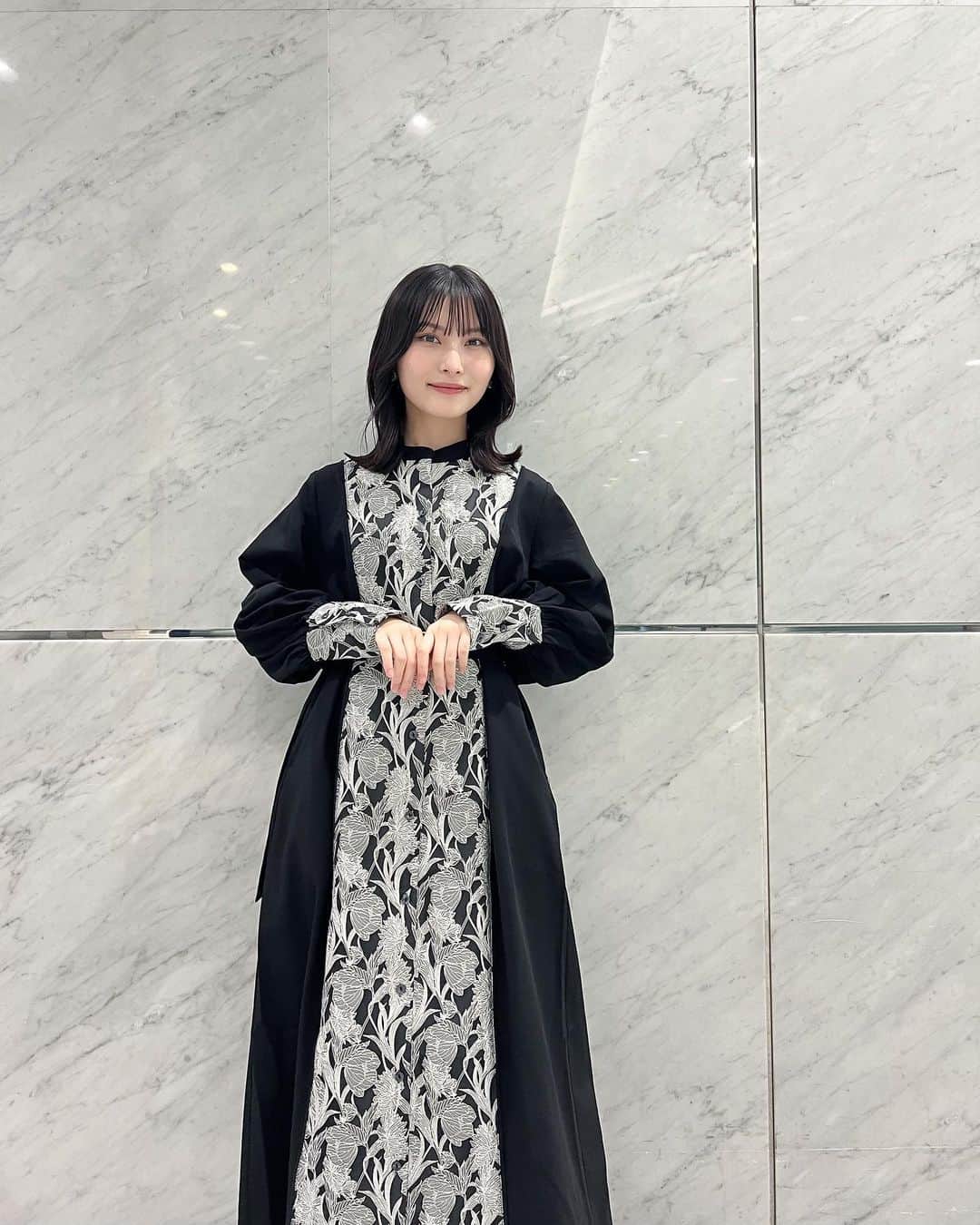 福岡聖菜のインスタグラム：「🥀  昨日の私。 お話し会2日間ありがとう🫶🏻 すっかり涼しくなってきて着たかった服をようやく💐✨  one-piece:#marte #sahara   #せいちゃんの私服日記 #秋服コーデ #ブラックコーデ」