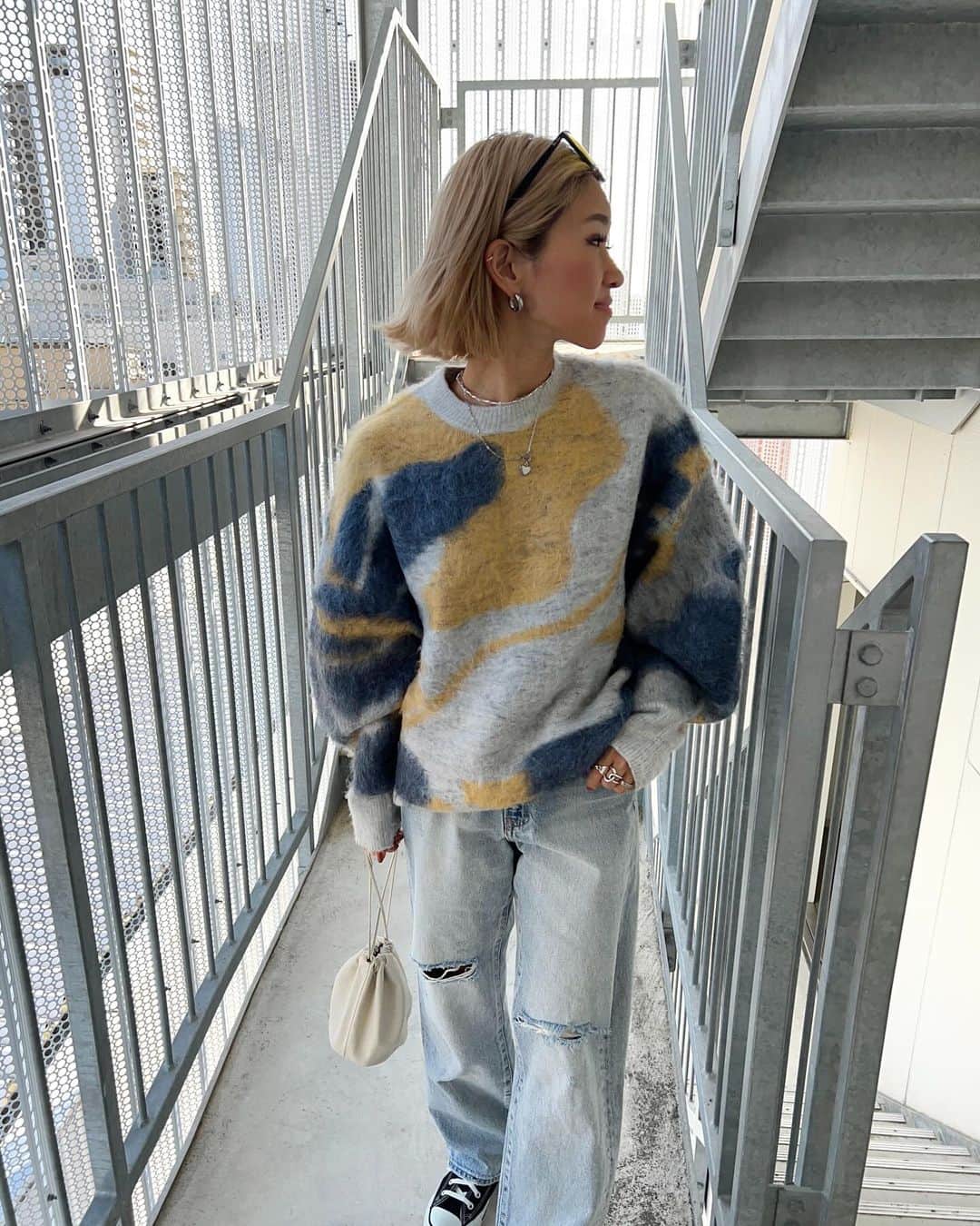 annaのインスタグラム：「.  ニット可愛い🧶💙🩶 サイズ感最高〜😍🫶  @ungrid_official  @ungrid_staffsnap   #ungrid#ニット#デニムコーデ#冬コーデ#カジュアルコーデ#大人カジュアルコーデ#オトナカジュアルコーデ#ゆるコーデ#158cmコーデ#骨格ナチュラルコーデ#きょこ#30代ファッション#30代コーデ」