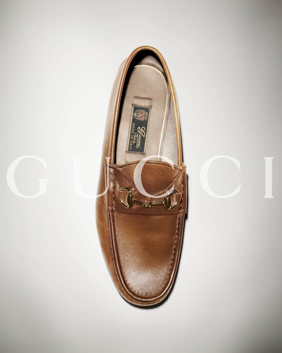 グッチのインスタグラム：「Attention to detail.    The Horsebit loafer, a signature style of the House from the 1950s.    #GucciHorsebit1953」