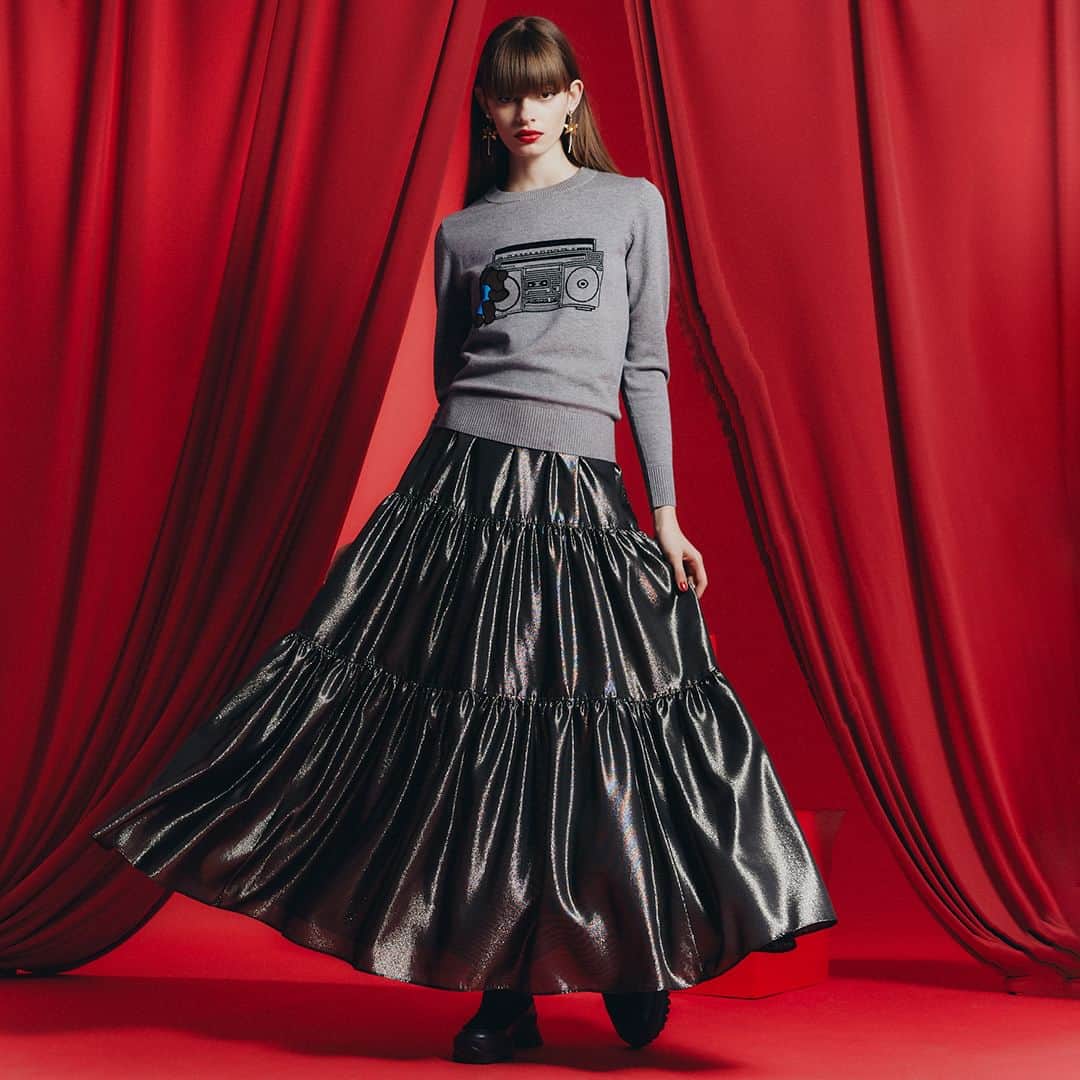 Double Standard Clothingのインスタグラム：「. NEW ARRIVAL 2023 AW COLLECTION  [TOPS] DSC / SNOWYラジカセベアニット price. 35,200円(税込) color. グレー size. 36 / 38  [BOTTOMS] DSC / シャイニーラメティアードスカート price. 41,800円(税込) color. ゴールド size. 36 / 38  ------------------------------------------ #doublestandardclothing #tokyo #DSC #sov #nightstore #fashion #ootd #2023AW」