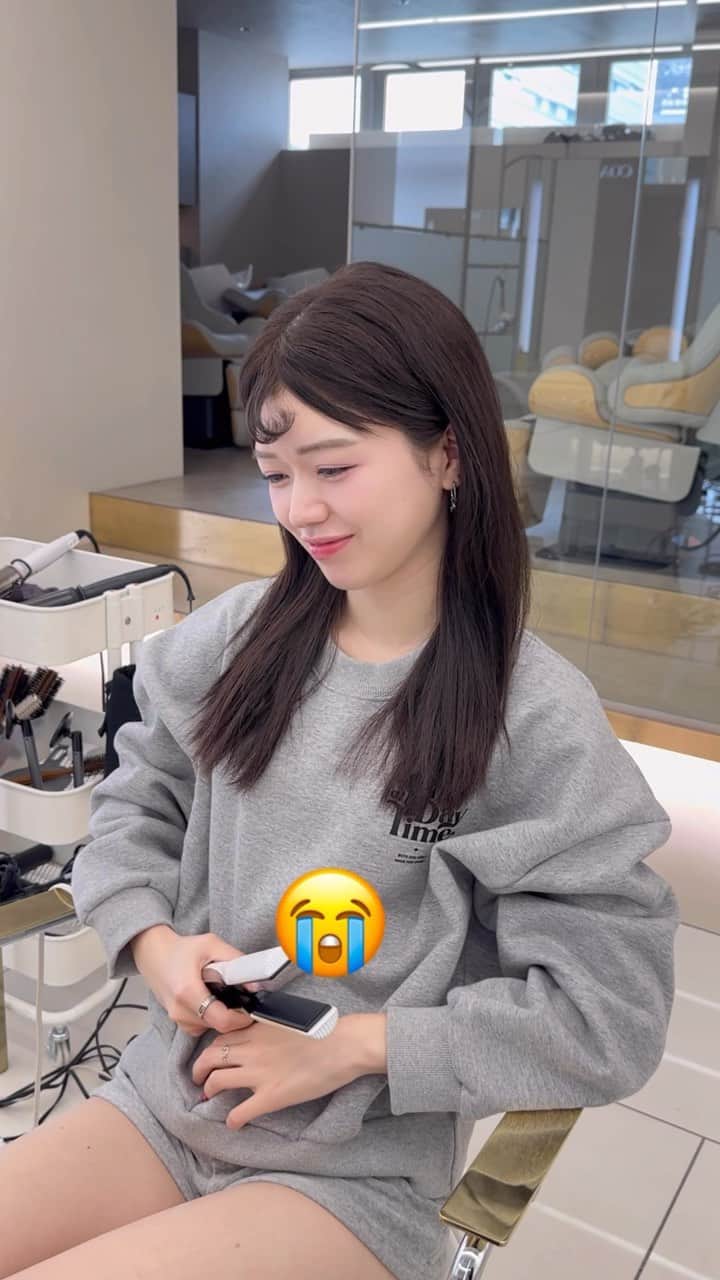 高橋英昇のインスタグラム：「前髪巻きすぎちゃう方必見です‼️力まずにサラッと巻くといいです🙆‍♀️ スタイリングの際に保存してお使いください✨ ˗˗˗˗˗˗˗˗˗˗˗˗˗˗˗˗˗˗˗˗˗˗˗˗˗˗˗˗˗˗˗˗˗˗˗˗˗˗ ⁡ ◌ @eisho_coa  ⁡ 前髪顔周りのどんな悩みも 是非ご相談下さい✨ ⁡ ☑︎流し前髪だけど要望と違う ☑︎前髪顔周りを切られすぎる ☑︎顔周りがなくて困っている ☑︎前髪が巻きづらく上手くいかない ☑︎変な毛がいつも前髪に出てくる ☑︎扱いづらくて困っている ☑︎おでこが狭くて悩んでいる ⁡ などなど 少しでも気になることは全てお聞かせ下さい✨ メモ持ってきても大丈夫です📝 ⁡ ˗˗˗˗˗˗˗˗˗˗˗˗˗˗˗˗˗˗˗˗˗˗˗˗˗˗˗˗˗˗˗˗˗˗˗˗˗˗ ⁡ ⁡ ◌ 料金 ◌ ・カット ¥8800 ・カット 𓂃 トリートメント ¥12100 ・カット 𓂃 カラー ¥17600 ・カット 𓂃 カラー 𓂃 トリートメント ¥22000 ⁡ ※初回のみ指名料+¥3300かかります。 2回目以降は指名料無料です。 ⁡ ⁡ 𓂃 よくあるご質問 𓂃 ⁡ ⁡ Q . 予約はどうしたらいいですか？ ⁡ ✎ プロフィールのURLからお待ちしております✨ ⁡ ⁡ Q . 場所はどちらですか？ ⁡ ✎ 東京都中央区銀座6-13-9 GIRAC GINZA 7F 【銀座駅5分、東銀座駅から徒歩3分】 ⁡ ⁡ Q . 投稿に可愛い子しか載っていないですが、 私が行っても大丈夫ですか？ ⁡ ✎もちろん大丈夫です。 僕のお客様は【3歳〜74歳】の 子連れ様から老若男女幅広いの方が ご来店してくださっております。 女性は必ず可愛くします！ 実は男性のカットも得意です。 最近ご紹介もかなり多いです✨ ⁡ Q . どんな美容師？ ⁡ ✎ お話するのが好きです✨ ただ施術中は技術に没頭する時があり その時はあまり話さなくなります✂︎ ⁡ Q . カウンセリングはしっかりしてもらえますか？ ⁡ ✎もちろんです！ 前髪顔周りの生え際、癖毛、割れめ、こめかみ、 頬骨、えら、丸顔、面長、りんかく などのお悩みもしっかりカウンセリングさせて頂いてから 施術に入らせて頂きますのでご安心ください✨ ⁡ ⁡ カットは【前髪】【ロングレイヤー】 が好きですが、 ミディアム、ボブ、ショート、 メンズカットも好きです。 巻きも得意なので、 知りたい方はなんでもお伝えします✨ ⁡ カラーはブリーチなしのワンカラーで 【艶感】【透明感】【くすみ感】が出るように 300種類以上の中から 独自の配合で調合しております。 ⁡ ストレートはダメージを最小限で抑えられるように かなりこだわっています！ 微アルカリ〜弱酸領域の範囲で施術するので 基本的に【ヘアカラー】と同時施術が可能です✨ ⁡ トリートメントはできるだけ長持ちできるように 【手触り】【質感】にこだわっています！ あとはアウトバスのヘアケアも重要なので 興味ある方はしっかり説明しています✨ ⁡ パーマは最近持ちの良いデジタルパーマが好きです。 熱処理する事で普通のパーマより持ちが良くなります。 僕の使う薬剤は基本的にダメージを最小限でかけるので コテを使って巻いても大丈夫です。 巻かなくても普段のスタイリングはかなり楽になります✨ ⁡ #銀座　#千葉　#前髪カット　#顔周りカット　#小顔カット　#おくれ毛カット　#顔周り　#前髪　#シースルーバング　#かきあげ前髪　#小顔に見える顔周り #小顔カット #似合わせカット　#おくれ毛　#前髪顔周り似合わせ」