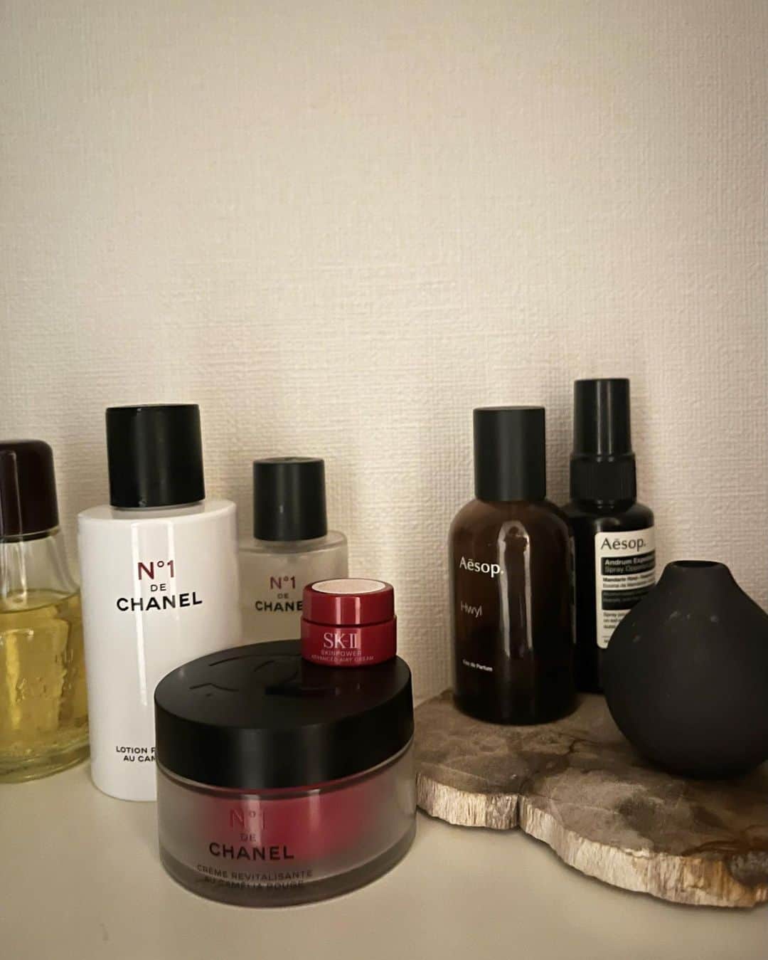 江原杏樹さんのインスタグラム写真 - (江原杏樹Instagram)「新しく使ってるスキンケアは 友達からのプレゼントで頂いた @chanel.beauty  の　N°1 ドゥ シャネル   オイルセラムはとっても細かいミスト状 たくさん吹きかけてもすぐ浸透してくれてお気に入り  こんなリッチなプレゼントをありがとう😌🎁 #chanelbeauty#ヌメロドゥシャネル」10月15日 20時52分 - bon_anjou_r