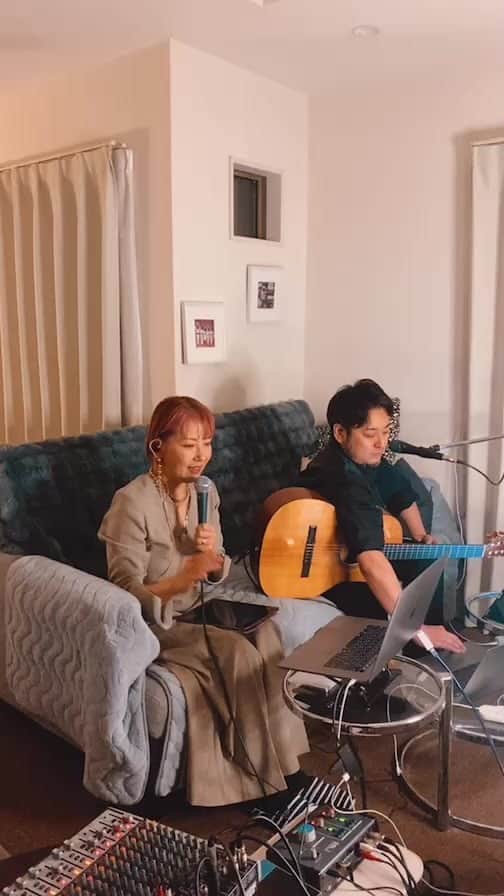 神谷えりのインスタグラム：「ROOM317 vol.41  ROOM317は、神谷えり(vo)　金澤健太(g)によるduo unit「ROOM317」の無観客配信ライブです。  いつも配信をご覧くださいましてありがとうございます。 今回の配信は、いつものようにリクエストライブです。 ゲストにM-OTOさんをお迎えしてお送りいたします。  10月15日(日)　19:00配信開始  無料でご覧いただけますが、お気持ちのtipやdonationも受け付けております。  ROOM317 vol.41 投げ銭はこちらから！ https://room317-41.peatix.com」