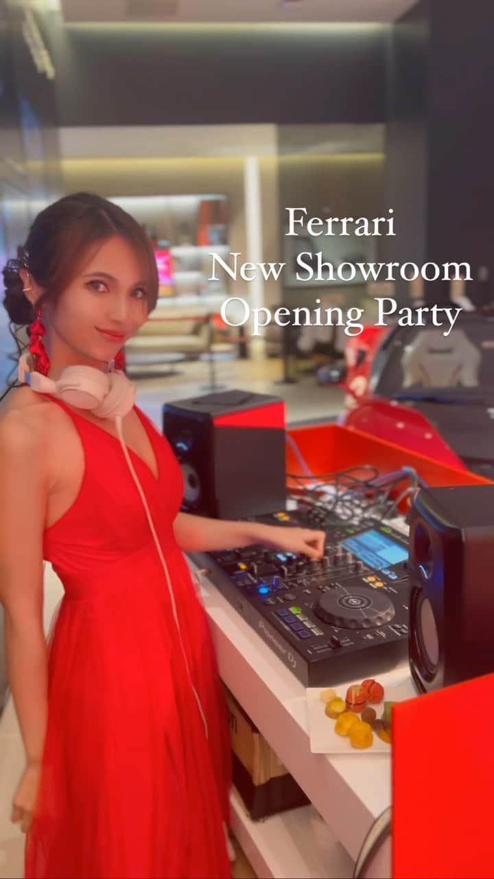 のインスタグラム：「フェラーリのみなとみらいショールームオープンパーティーでのDJ🎧  後ろにちょろっと見えるのは、5億のフェラーリらしい😱！  #Ferrari #フェラーリ #みなとみらい #dj #djing #dj動画 #djlifestyle」
