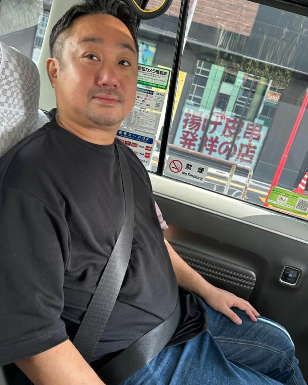 KABA.ちゃんさんのインスタグラム写真 - (KABA.ちゃんInstagram)「愛知県小牧市のトークショーへ行って参りました♪  私的には何度目かの小牧市、、、と言っても正確には、まだセントレアがない時代、小牧空港を何度か利用した事あるって感じ〜😆  会場の皆さん、とてもあたたかく迎えてくださり感謝してます〜😊2度目ましてのMCつじもとるみなさんともテンポ良くお話しさせていただき、あっという間でした❣️  会場にお越しの皆様、MCのつじもとさん、関係者スタッフの皆様、ありがとうございました😊また皆様にお会い出来る日を楽しみにしてます♪  てか、朝からしっかりパクついてる中村氏(2枚目) 車内の中村氏なんか可笑しくて笑える(3枚目)🤣宜しくどーぞ❣️  #愛知県 #小牧市 #トークショー #lgbtq #何度目かの小牧市 #懐かしかった #会場にお越しの皆様 #mc担当 #つじもとるみな　さん #小牧市まなび創造館あさひホール  #関係者スタッフの皆様  #お世話になりありがとうございました  #また皆様にお会いできる日を楽しみにしています  #メイク担当のりちゃん @noli_facialdesigner  #スタイリスト藤村さん」10月15日 20時53分 - kabachan_official