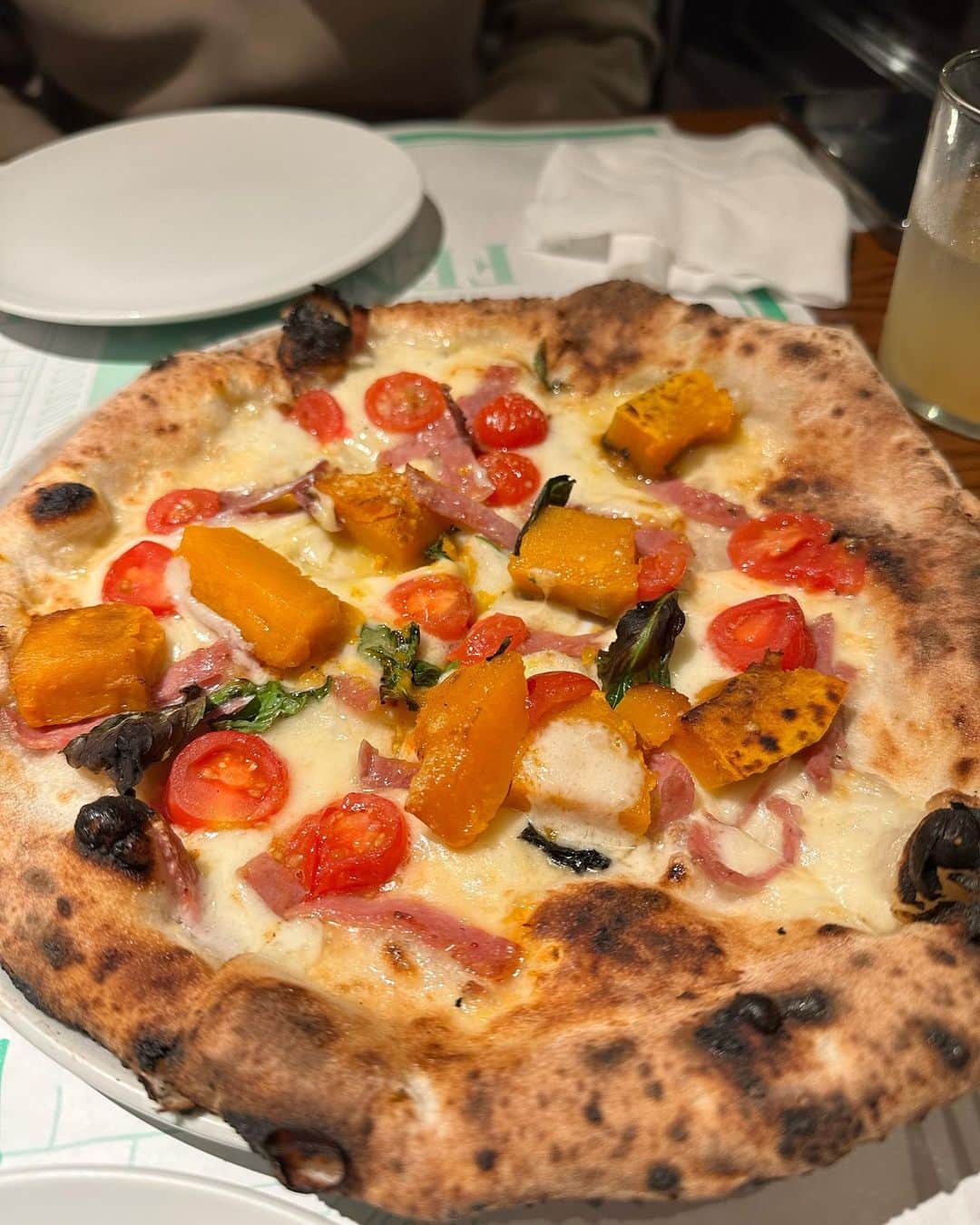 豆柴 福and富さんのインスタグラム写真 - (豆柴 福and富Instagram)「. . 軽井沢で美味しいイタリアンに出会えました🍕♡ @a.fenestella   店内一部わんこもＯＫ💓 店員さんが福富に優しくてとっても嬉しかった☺️  ピザ、パスタ、リゾット、デザート どれも美味しくてまた絶対行きたいお店になりました🥺  福富は疲れていたのか顔が…😂 ピザの耳を少しあげたら一気に元気になったよ🤣笑  最後のデザートももらう気満々の顔の福が可愛すぎた😂💓 富はもらえないと察したのかこの顔😅w  . . #軽井沢 #mylove #doglover  #dogstagram #dogs  #shiba #shibainu #shibalove #shibadog  #shibagram #shibamania #shibalife  #shiba_snap #柴犬 #豆柴 #多頭飼い #犬のいる暮らし #犬のいる生活  #doglover #dogstagram #shibaaaaainu #barked #9gag  #thedailyshibainu #시바견　#시바이누 #小狗  @shiba_snap @barked @everydoglover @9gag」10月15日 20時53分 - fuku_and_tom